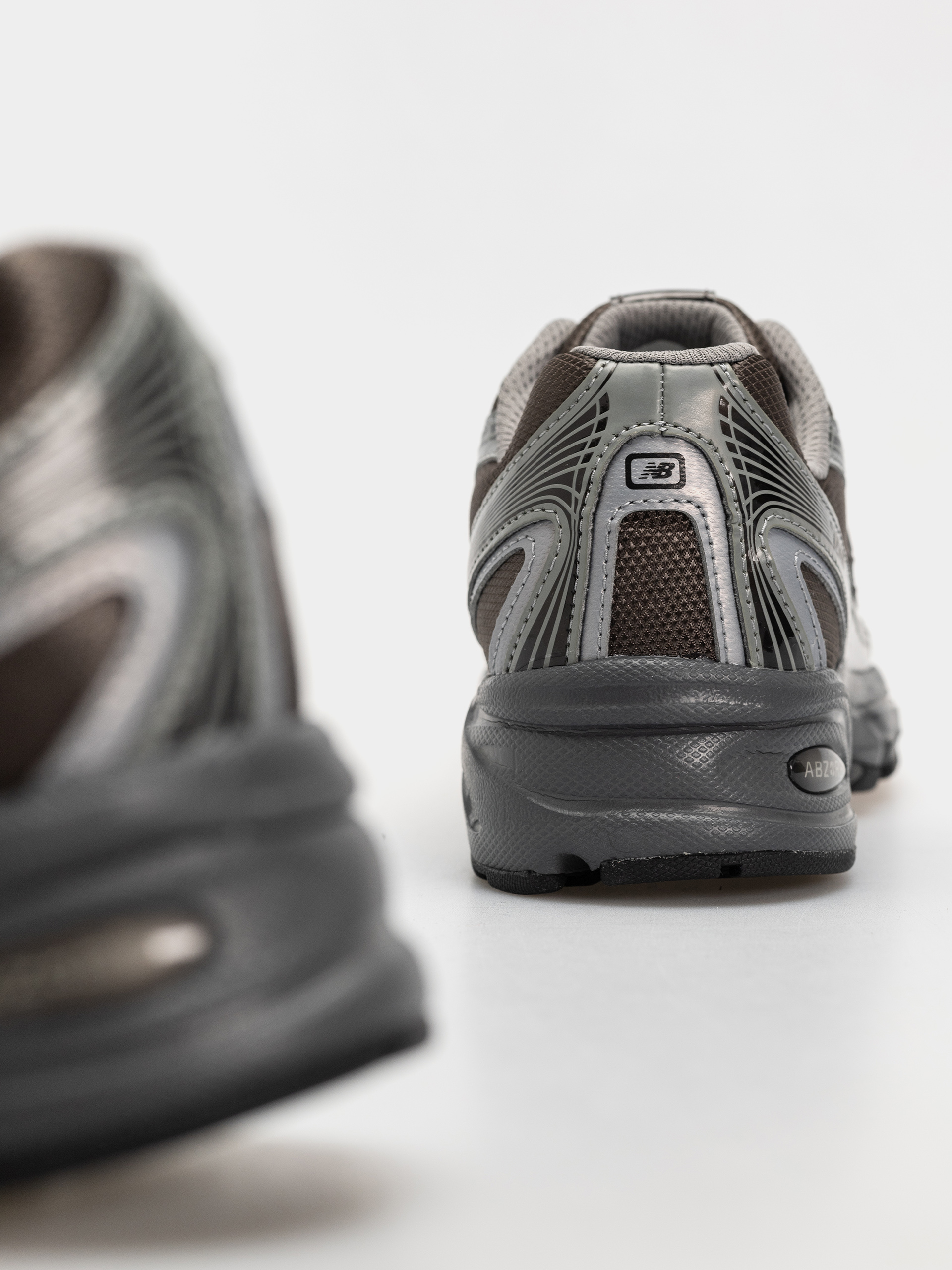 New Balance 740 Schuhe (black metallic/castlerock pfp)