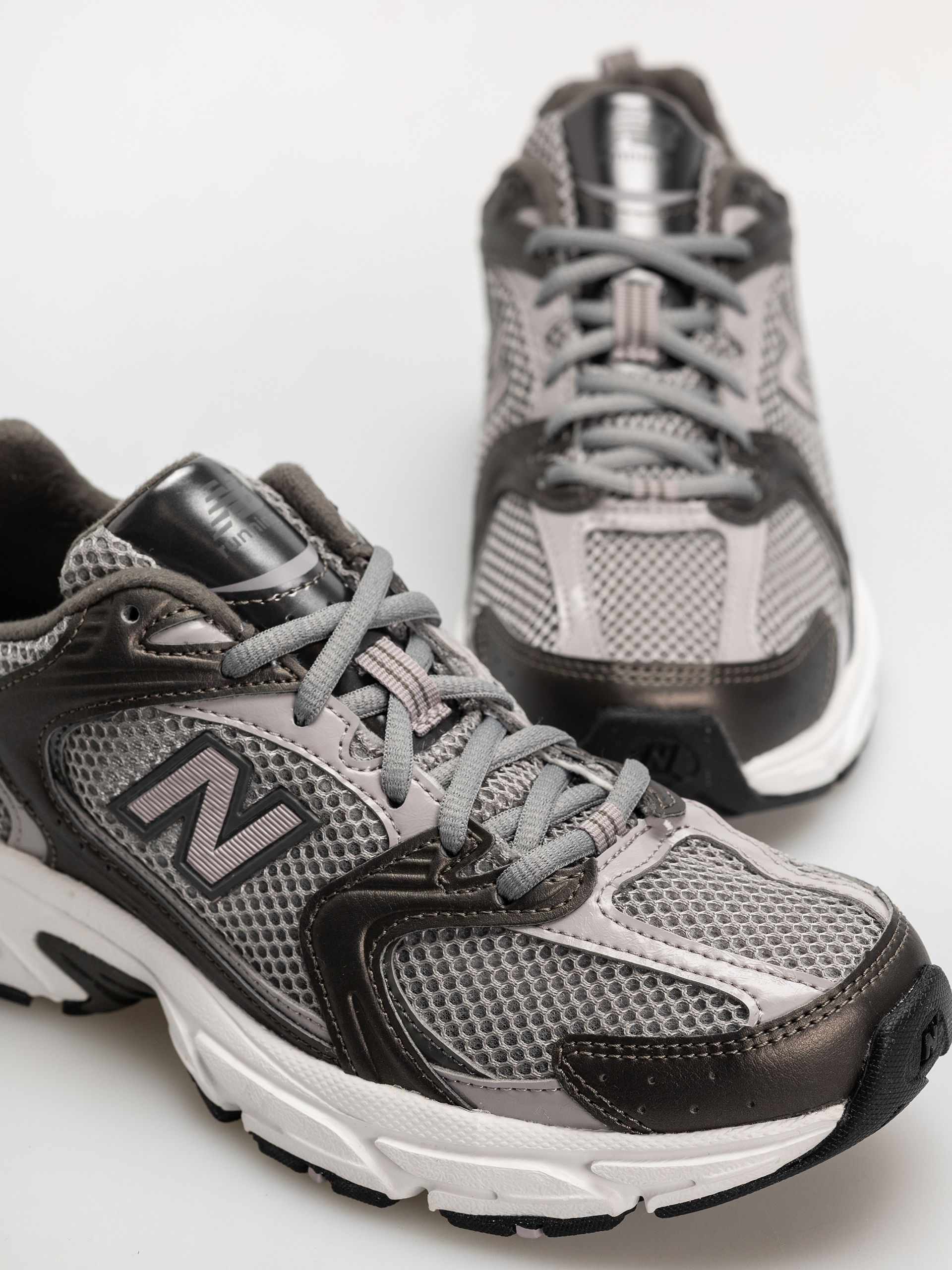 New Balance 530 Schuhe (black metallic/truffle salt)