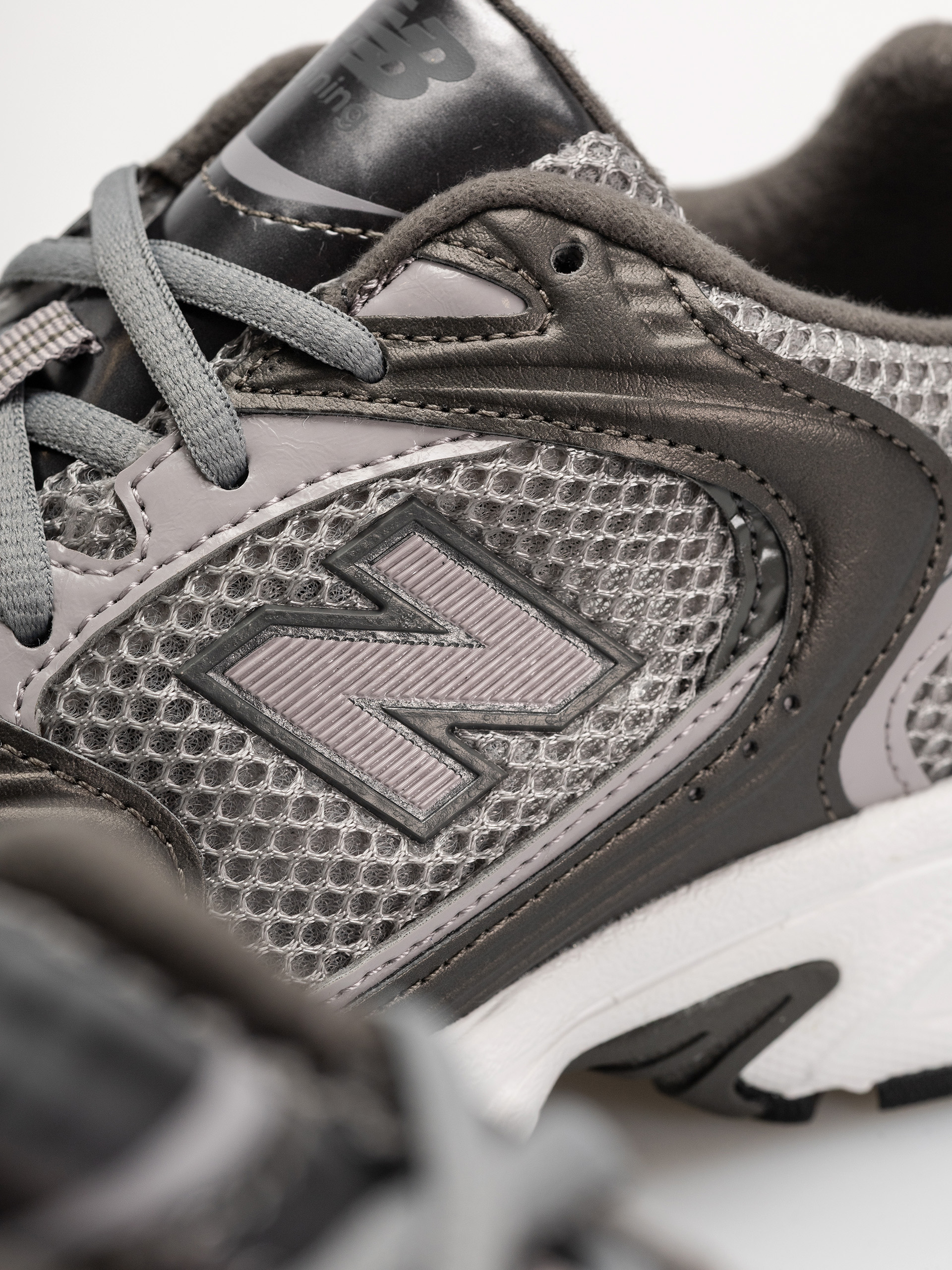 New Balance 530 Schuhe (black metallic/truffle salt)