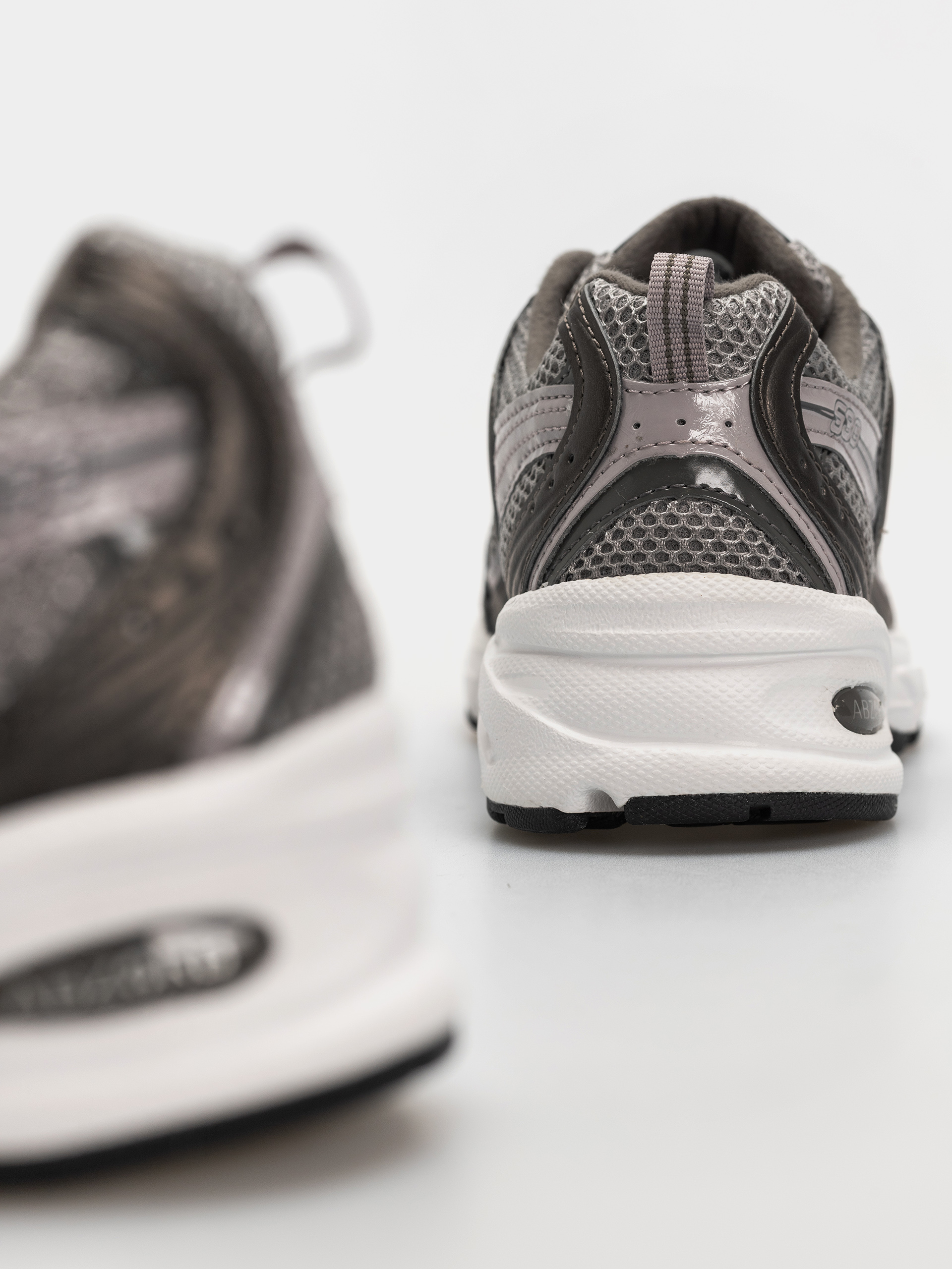 New Balance 530 Shoes (black metallic/truffle salt)