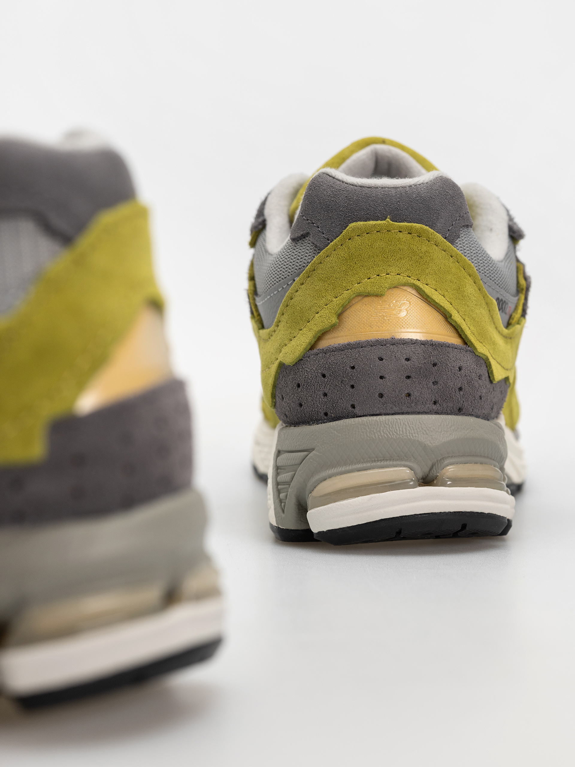 New Balance 2002 Shoes (sea moss/raincloud)