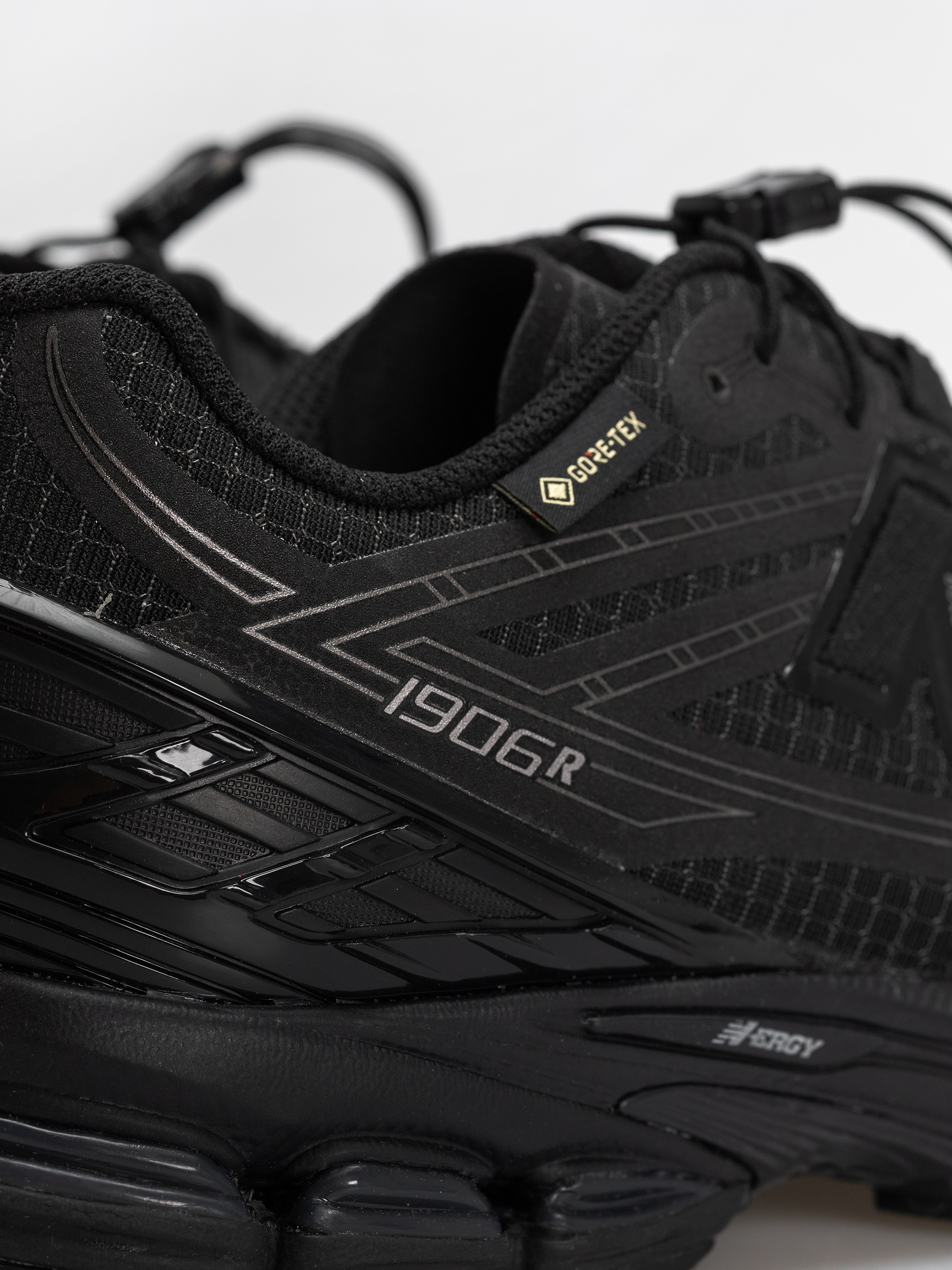 New Balance 1906 Shoes (black/alkaline green)