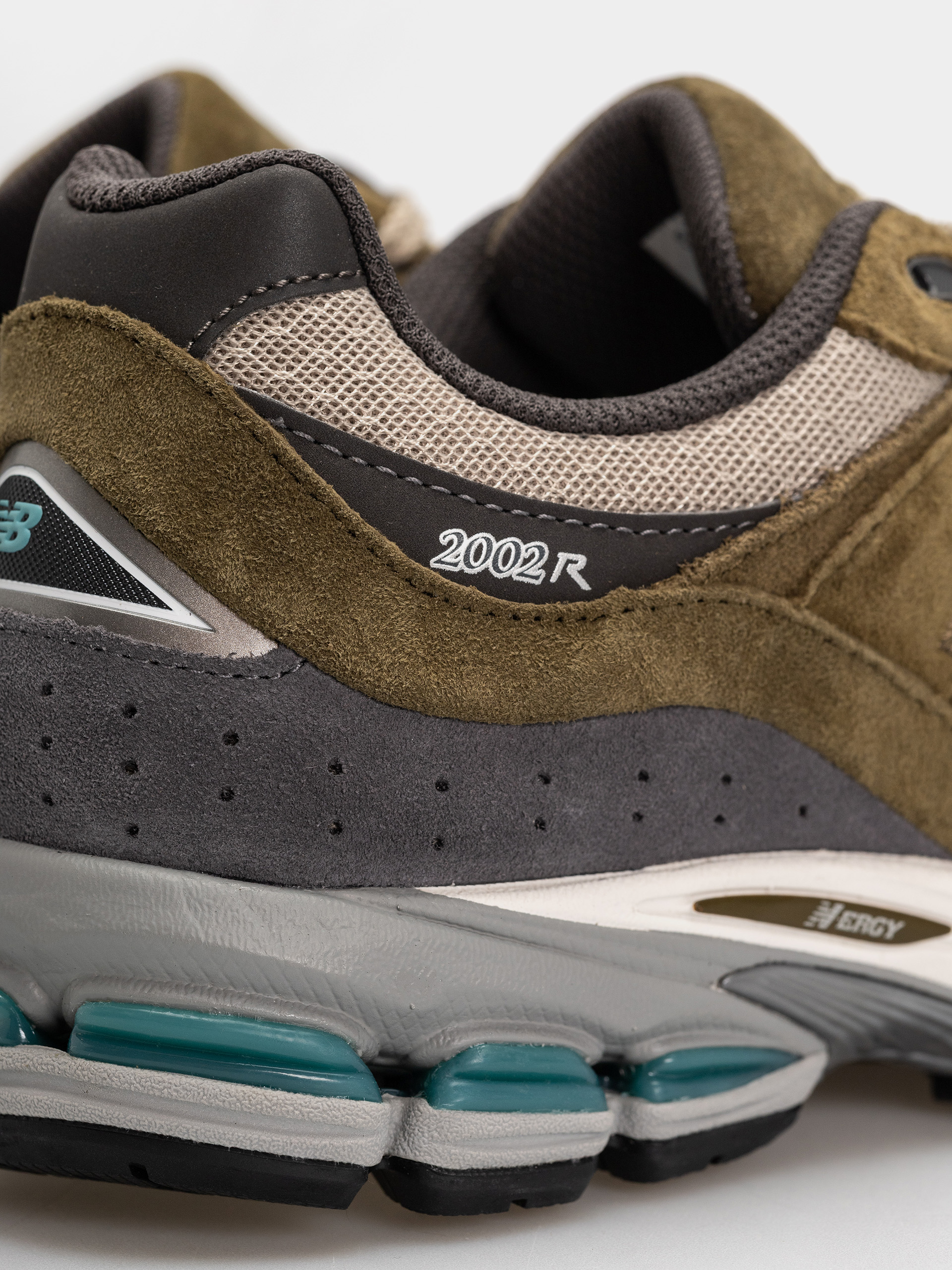 New Balance 2002 Shoes (woodland/stoneware)