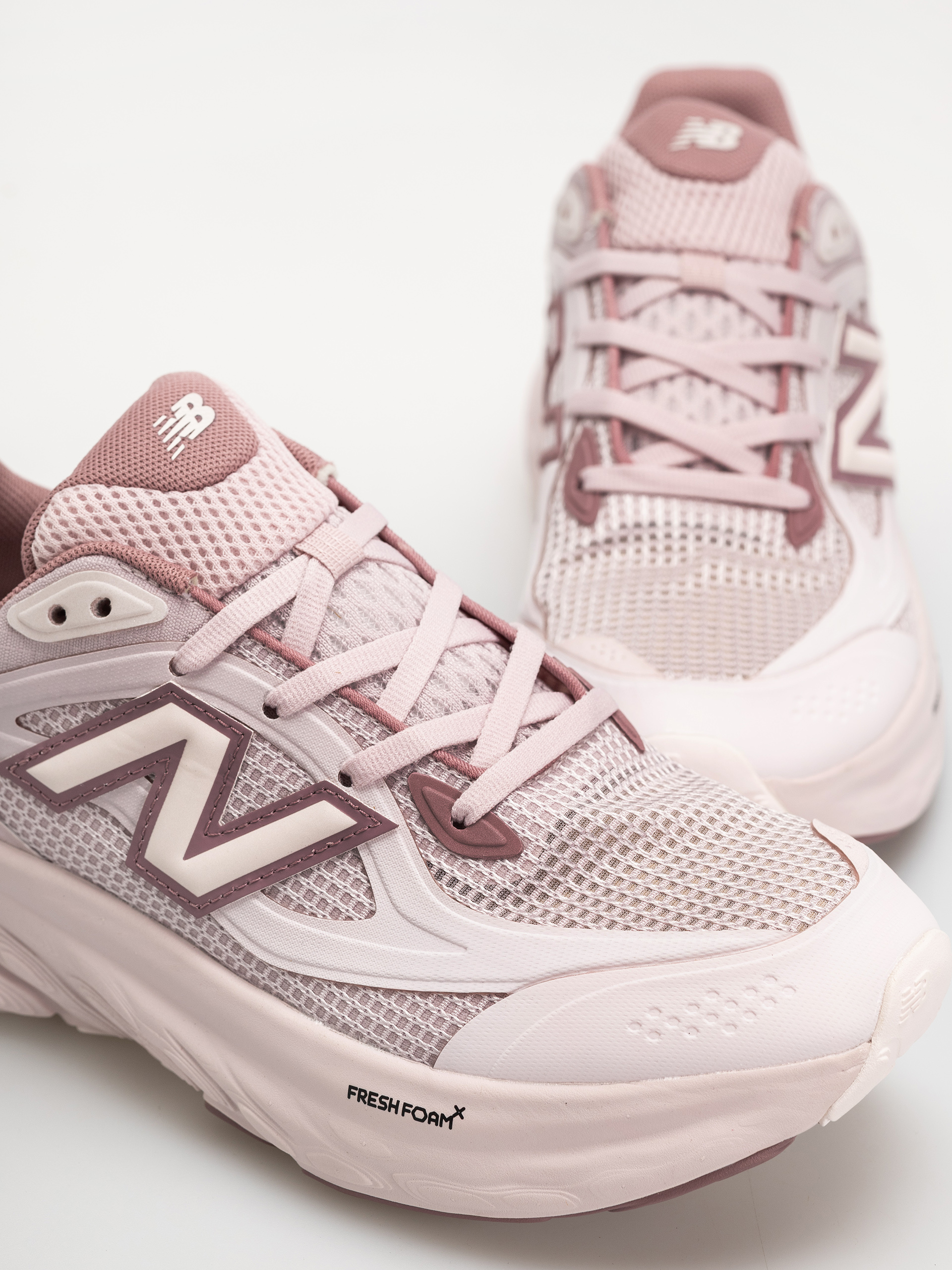 New Balance UTRN Schuhe (stone pink/rosewood)