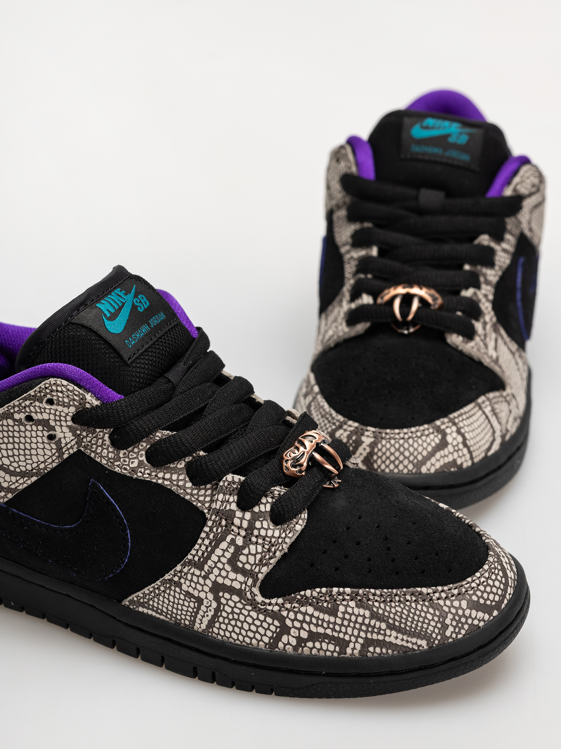 Nike SB Dunk Low Pro Schuhe (string/black bright spruce fierce purple)