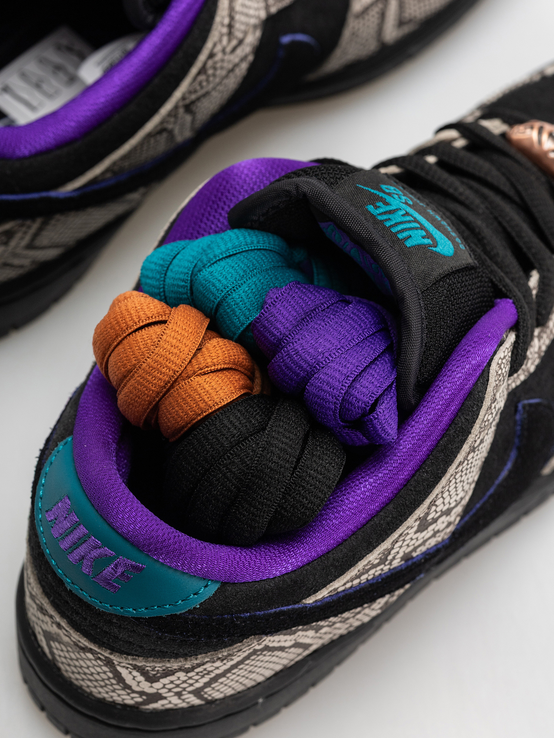 Nike SB Dunk Low Pro Schuhe (string/black bright spruce fierce purple)