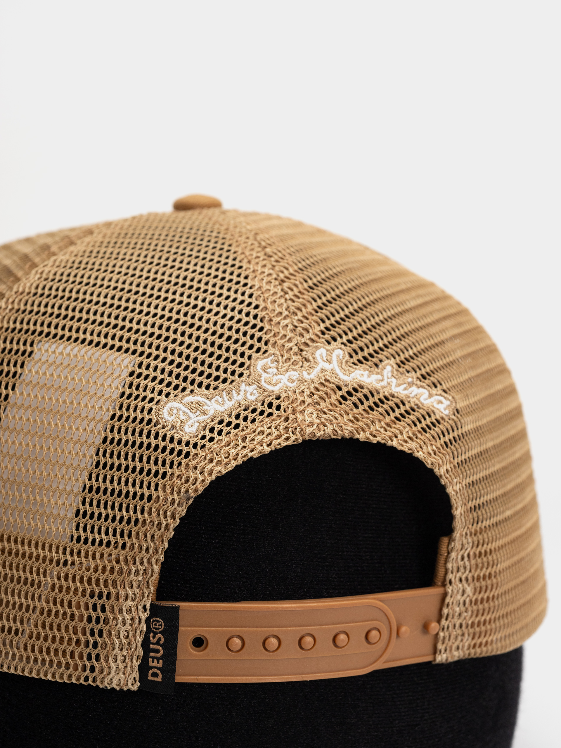 Deus Ex Machina Dogleg Trucker Cap (dirty white)