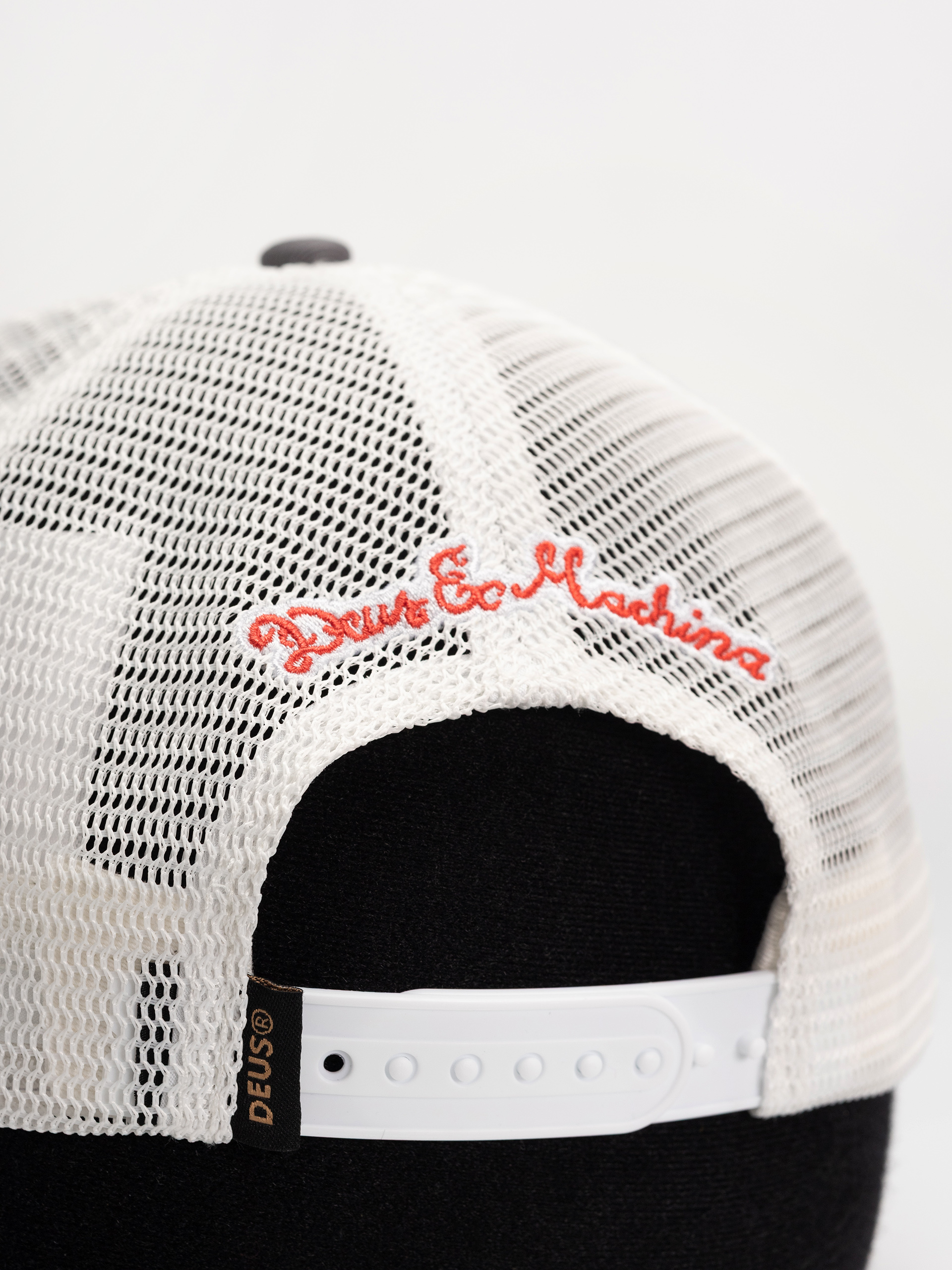 Deus Ex Machina Dogleg Trucker Cap (dark grey)