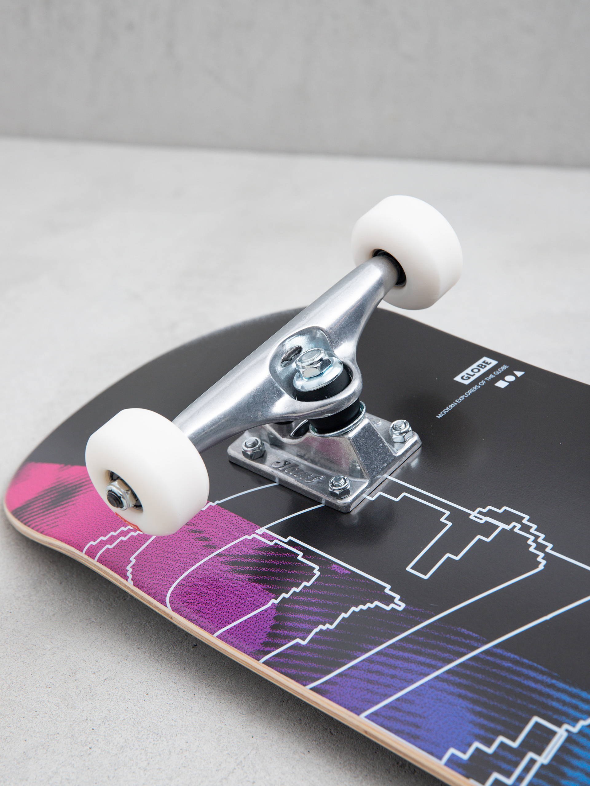 Globe G0 Hive Skateboard (blur)