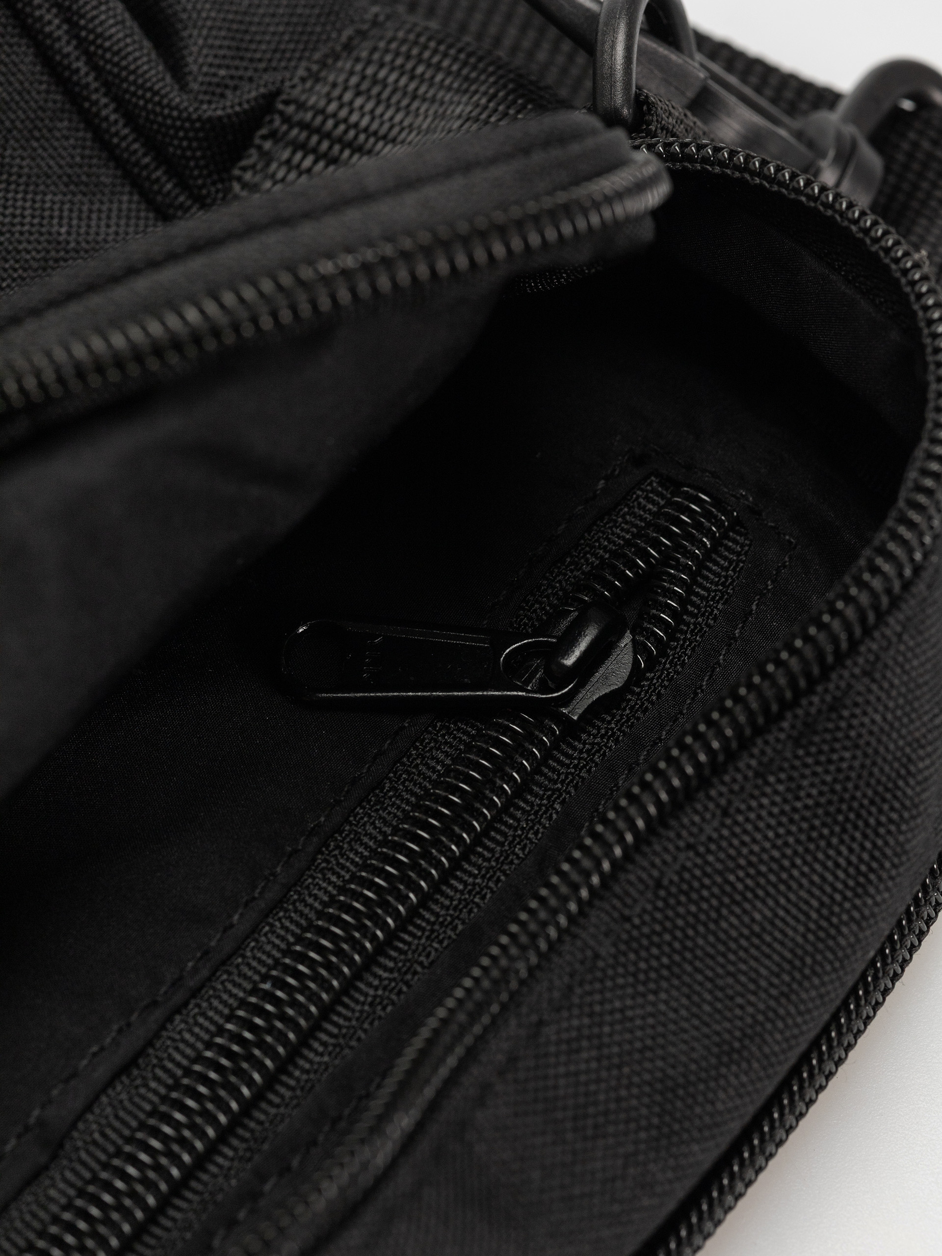 OBEY Half Eye Crossbody Bag (black)