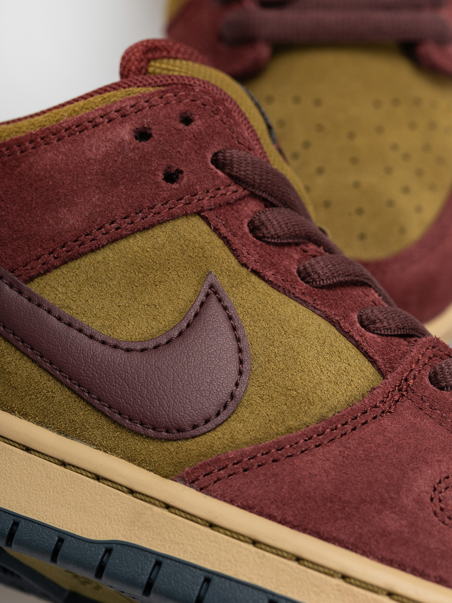 Nike SB Dunk Low Pro Schuhe (dark team red/burgundy crush olive flak)