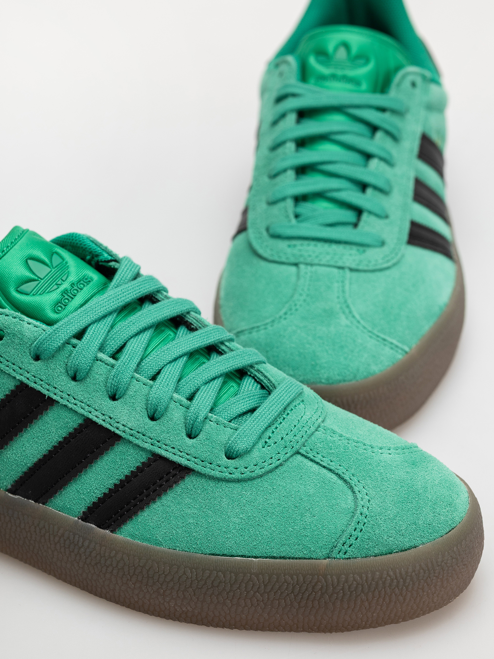 adidas Gazelle Adv Shoes (cougrn/cblack/gum5)