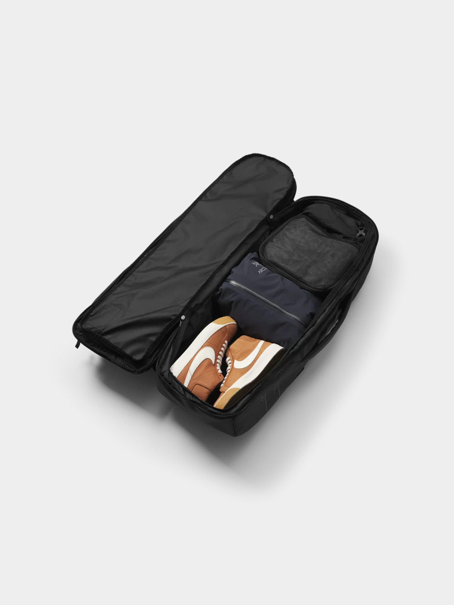 Db Backpack Skateboarding Pro Travel Pack 65L (black out)