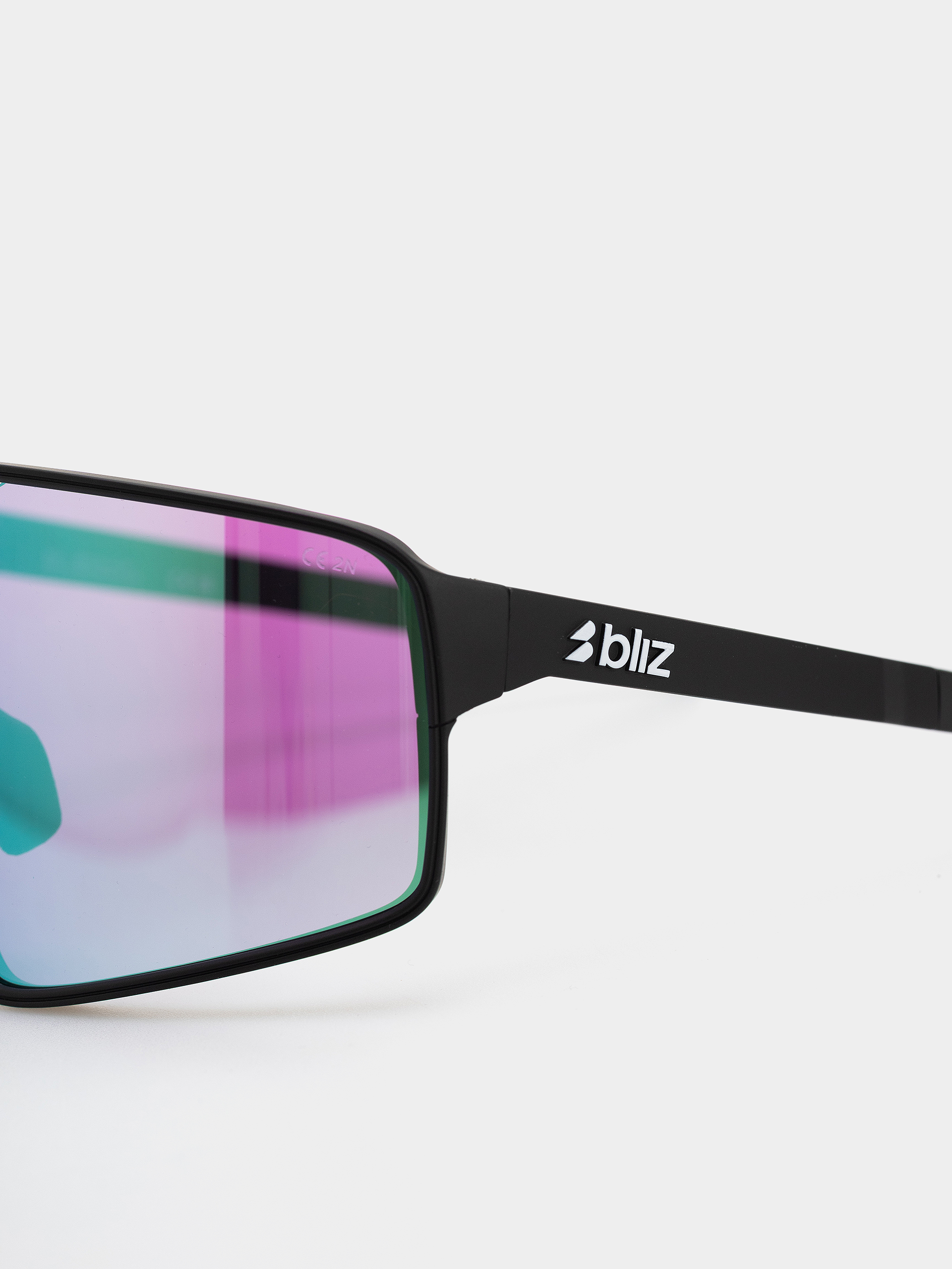 Bliz P001 Sonnenbrille (matt black/nano optics nordic light begonia - violet w blue multi)