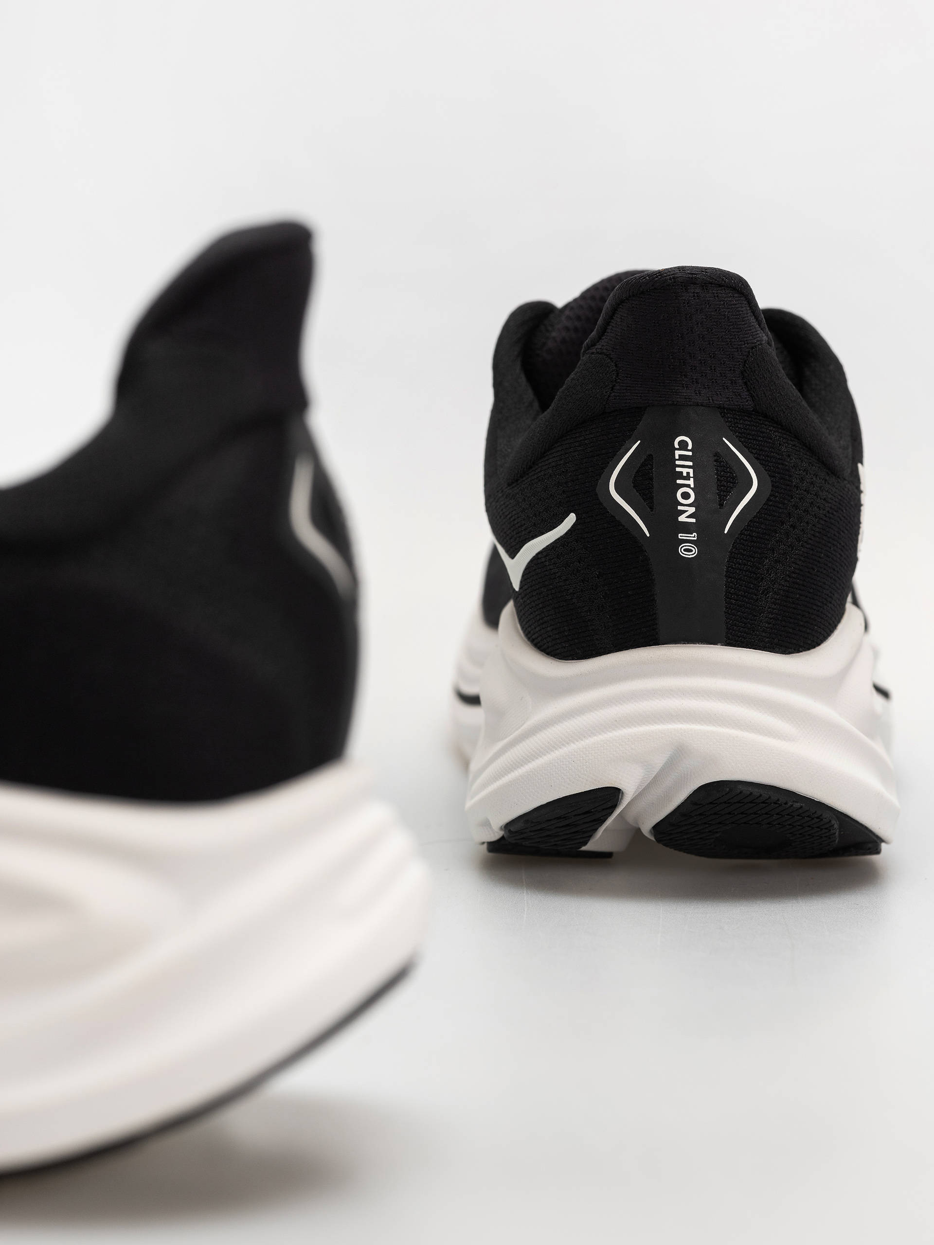 Hoka Clifton 10 Shoes (black/white)