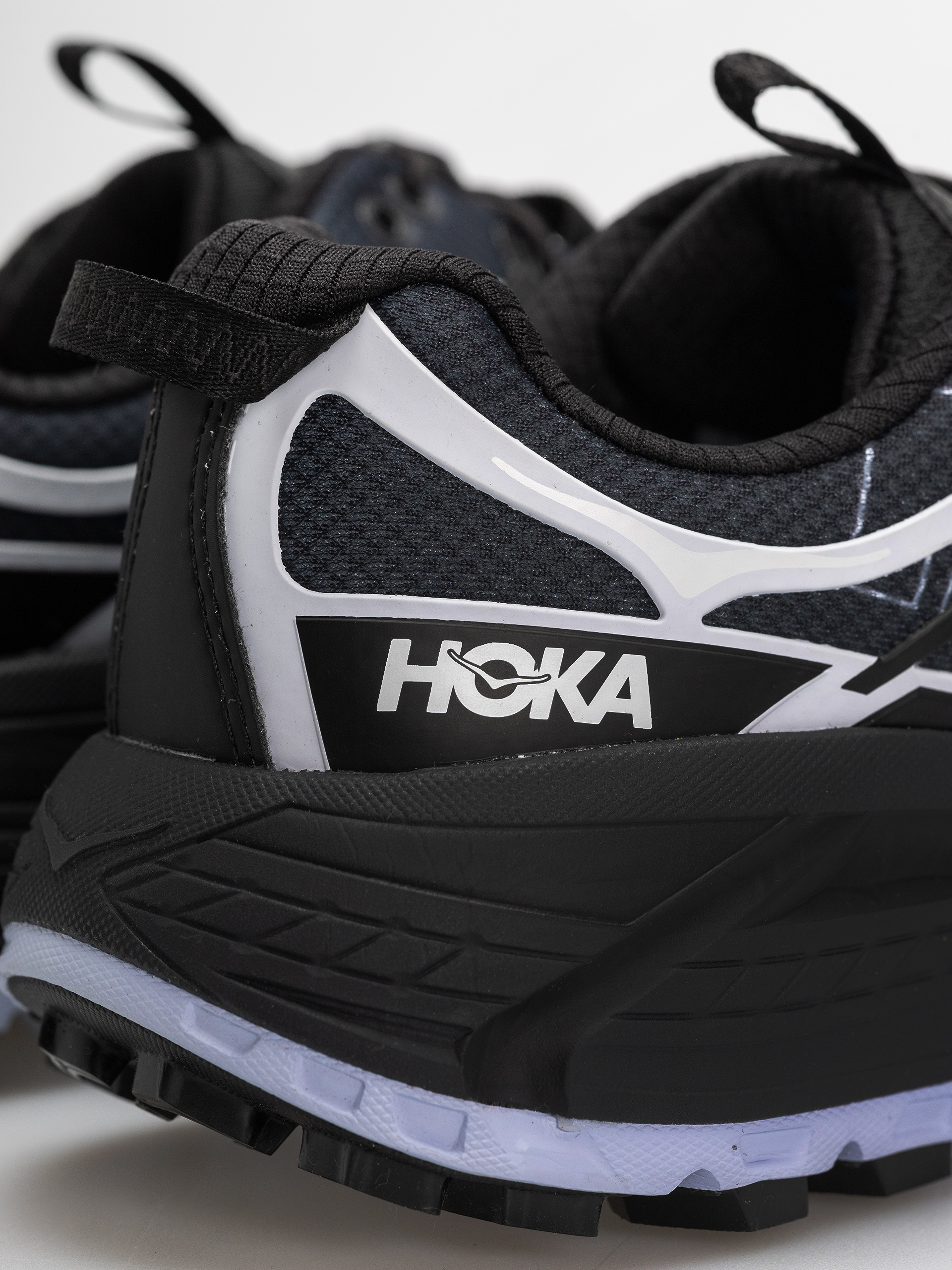 Hoka Schuhe Mafate Three2 Wordmark (carbon black/ambient blue)
