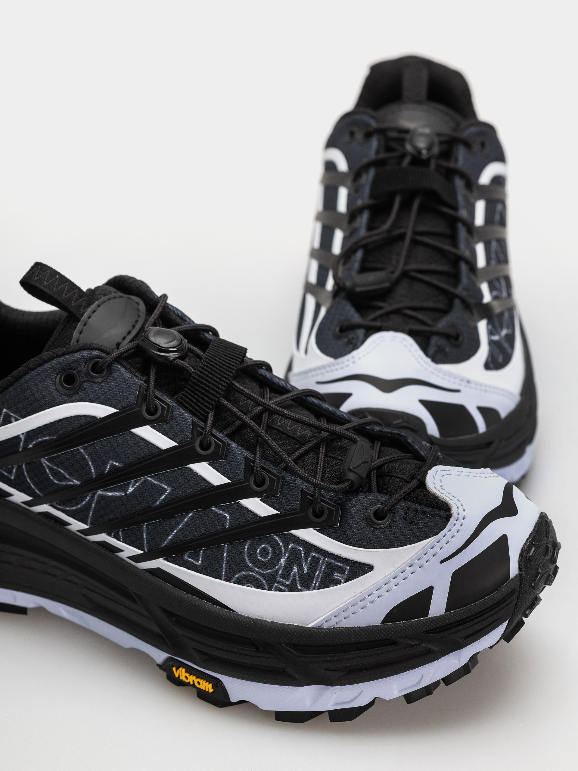 Hoka Schuhe Mafate Three2 Wordmark (carbon black/ambient blue)