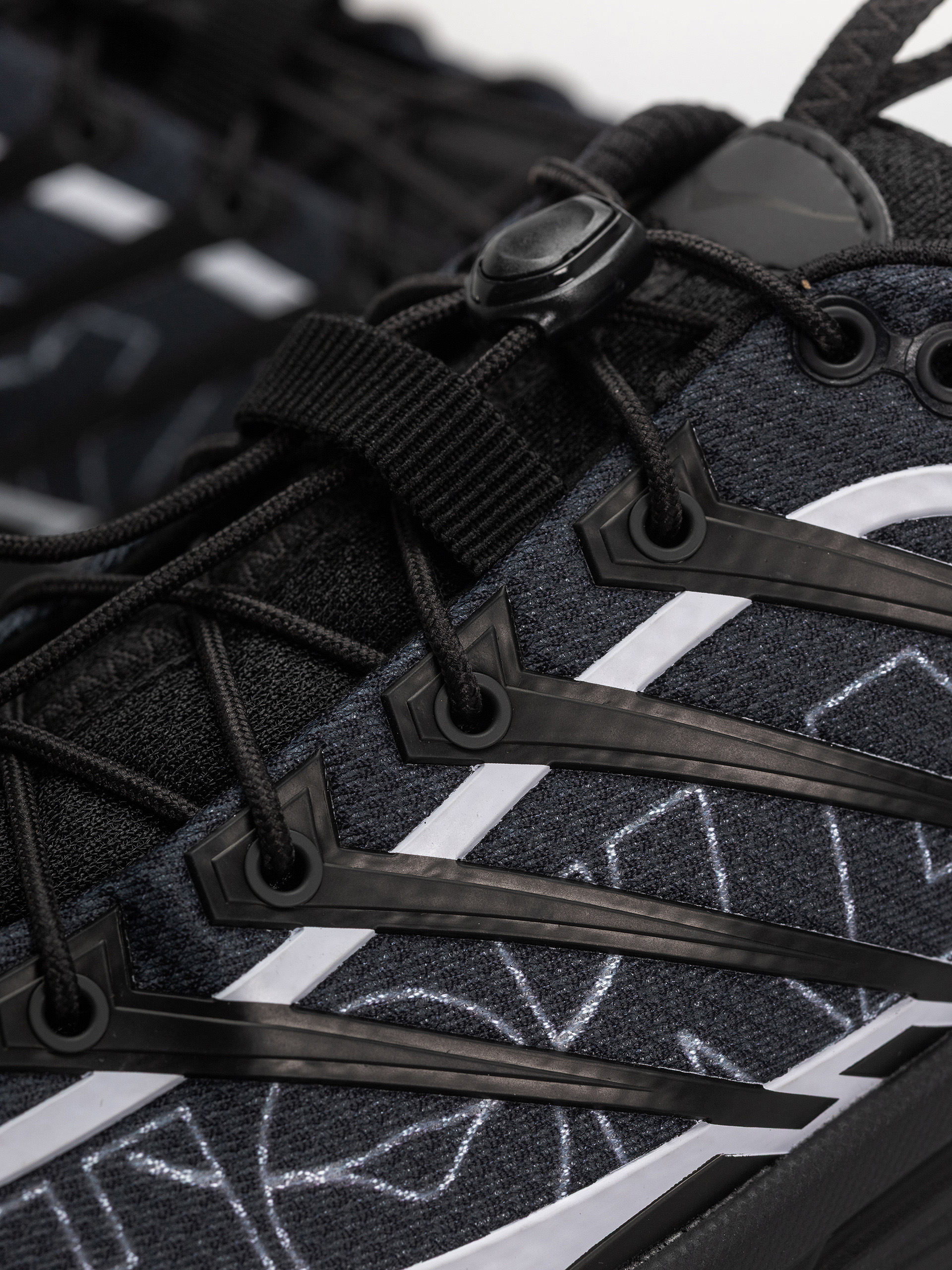 Hoka Shoes Mafate Three2 Wordmark (carbon black/ambient blue)