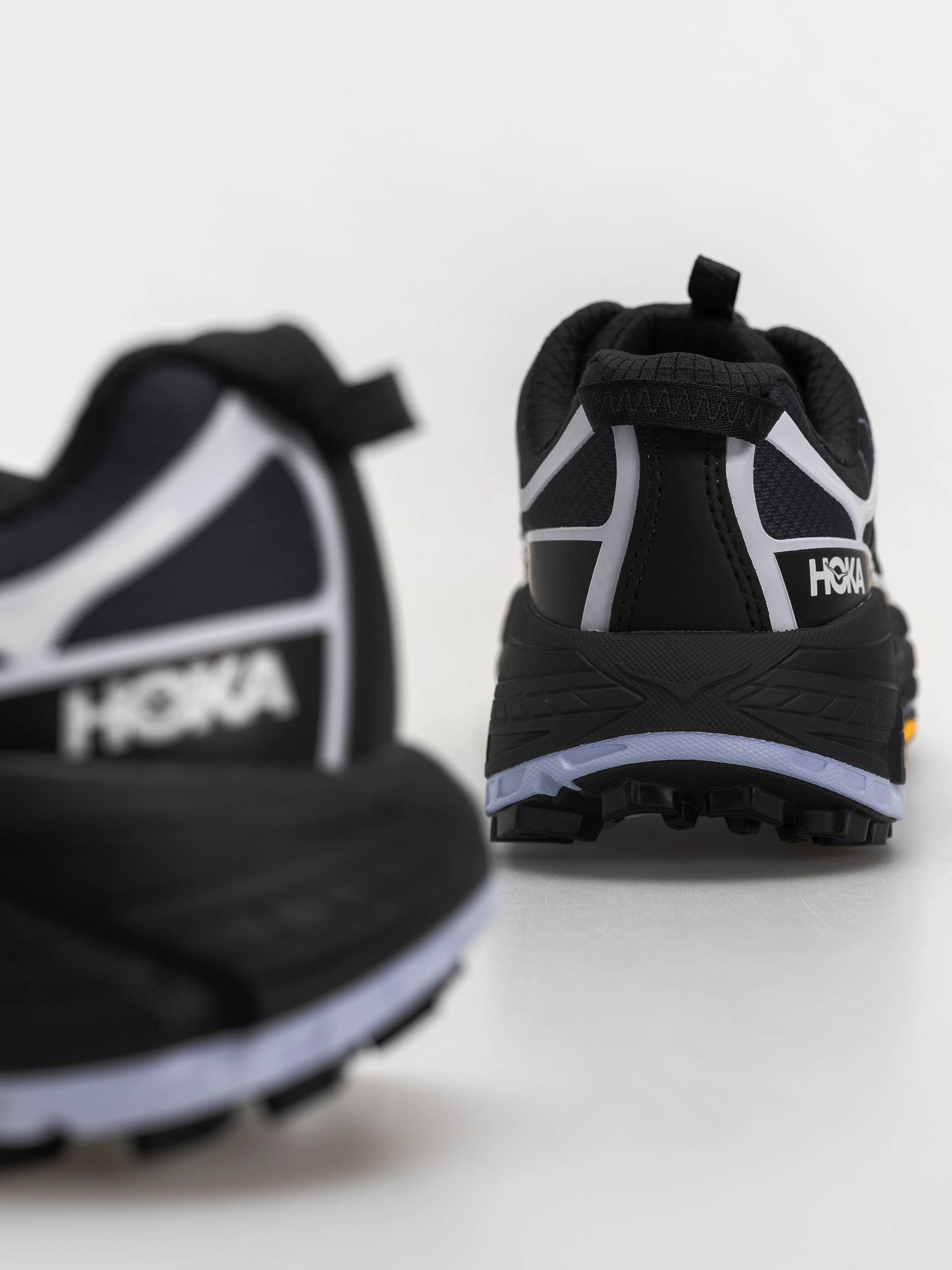 Hoka Shoes Mafate Three2 Wordmark (carbon black/ambient blue)