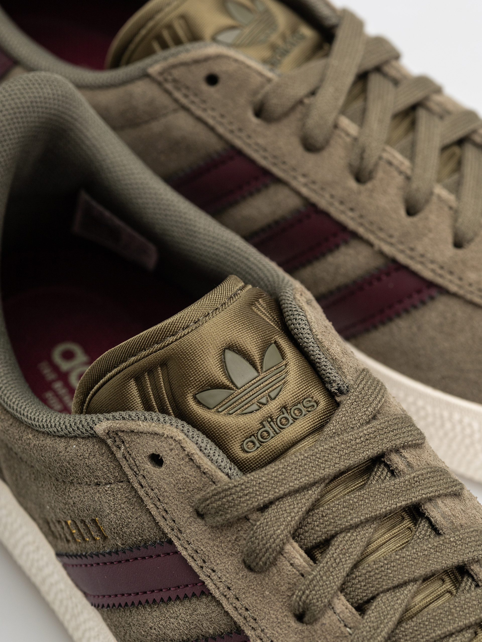 adidas Gazelle Adv Shoes (olistr/maroon/cwhite)