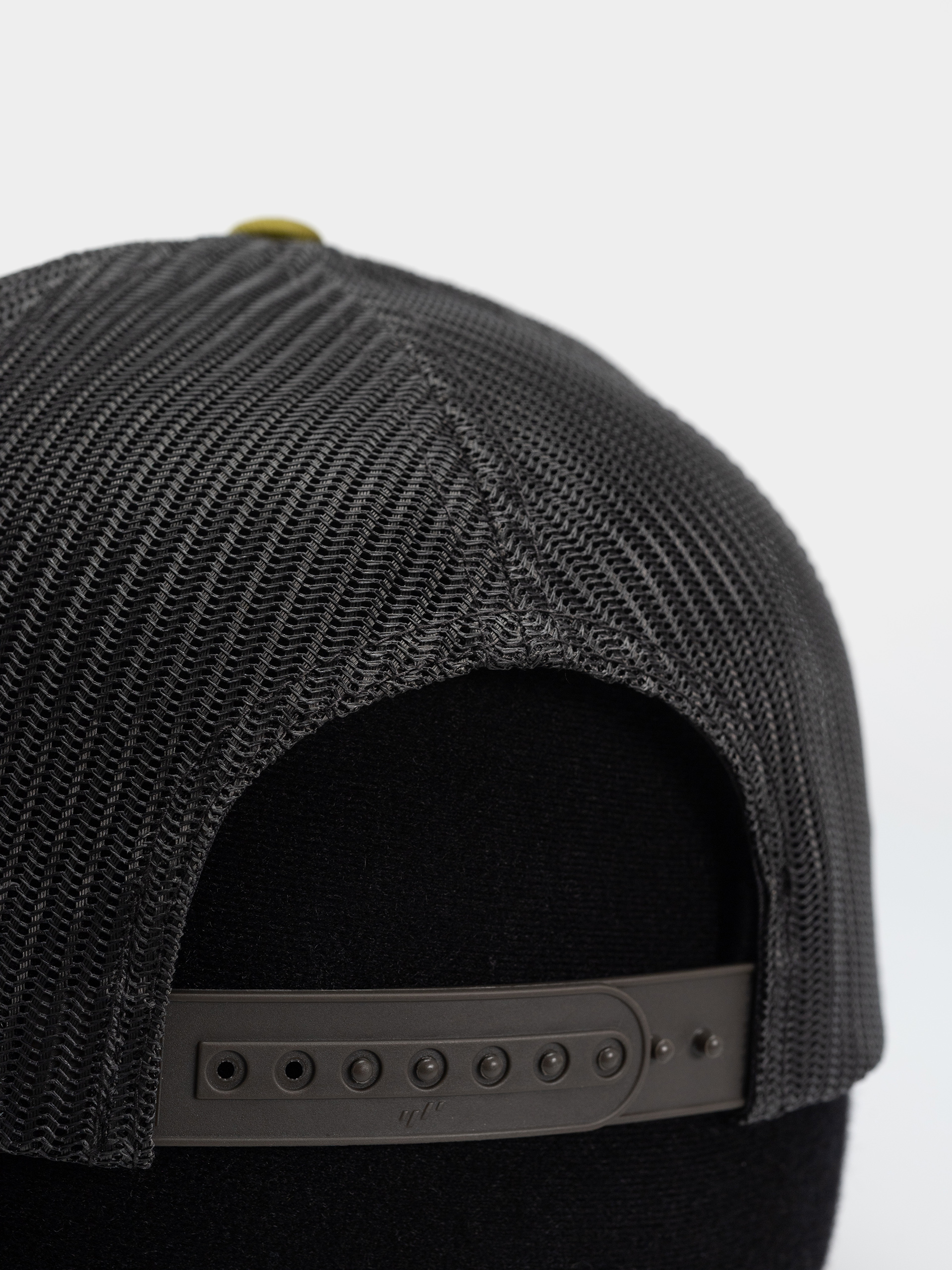 Columbia Mesh Snap Back Cap (mossy green/pnw bear)