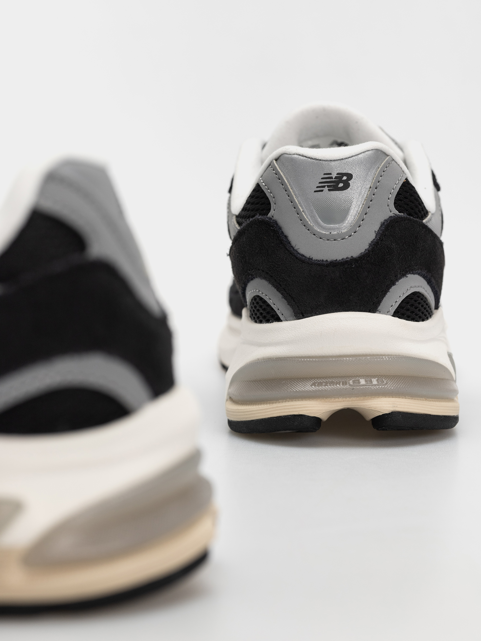 New Balance 2010 Shoes (black/shadow grey/sea salt)