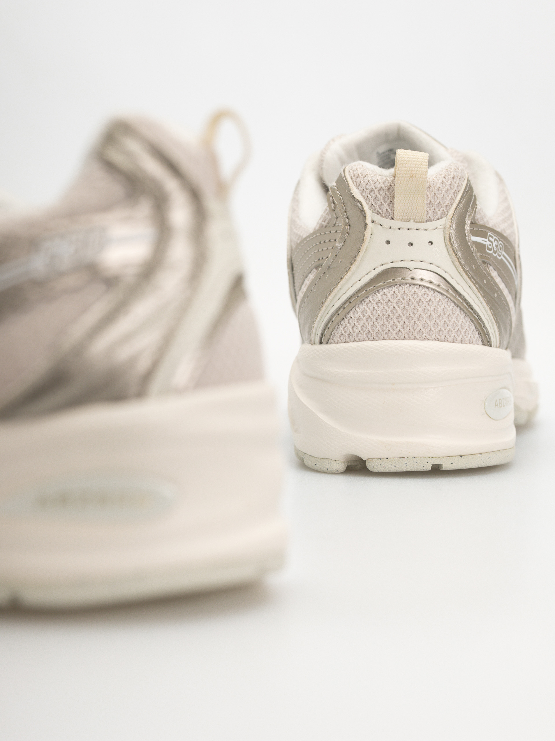 New Balance Shoes 530 (gold metallic/linen)