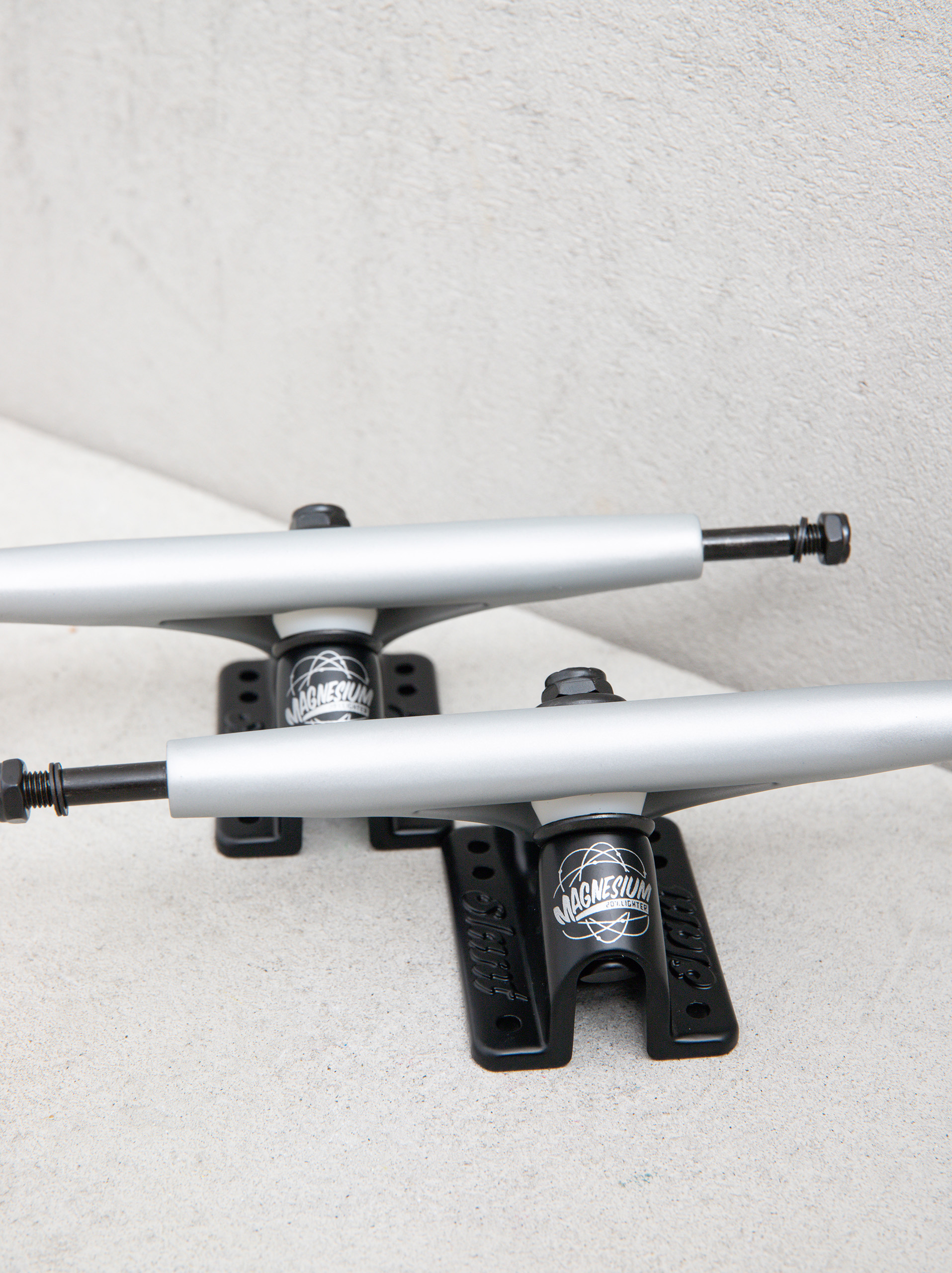 Globe Trucks Slant Mag Reverse Kingpin (grey/black)