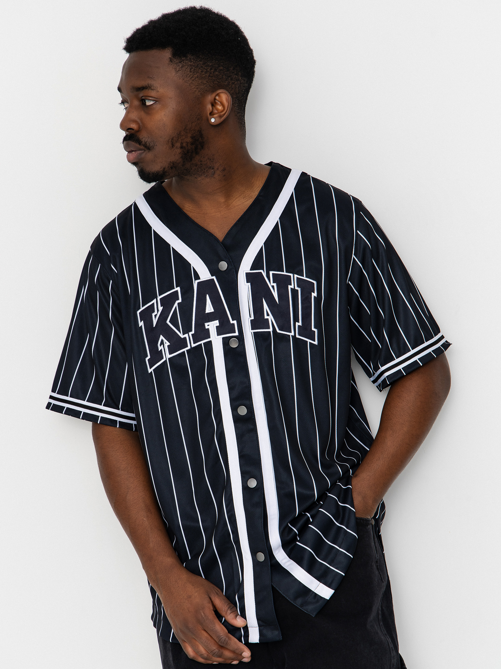 Karl Kani Serif Pinstripe Baseball Hemd (black/white)