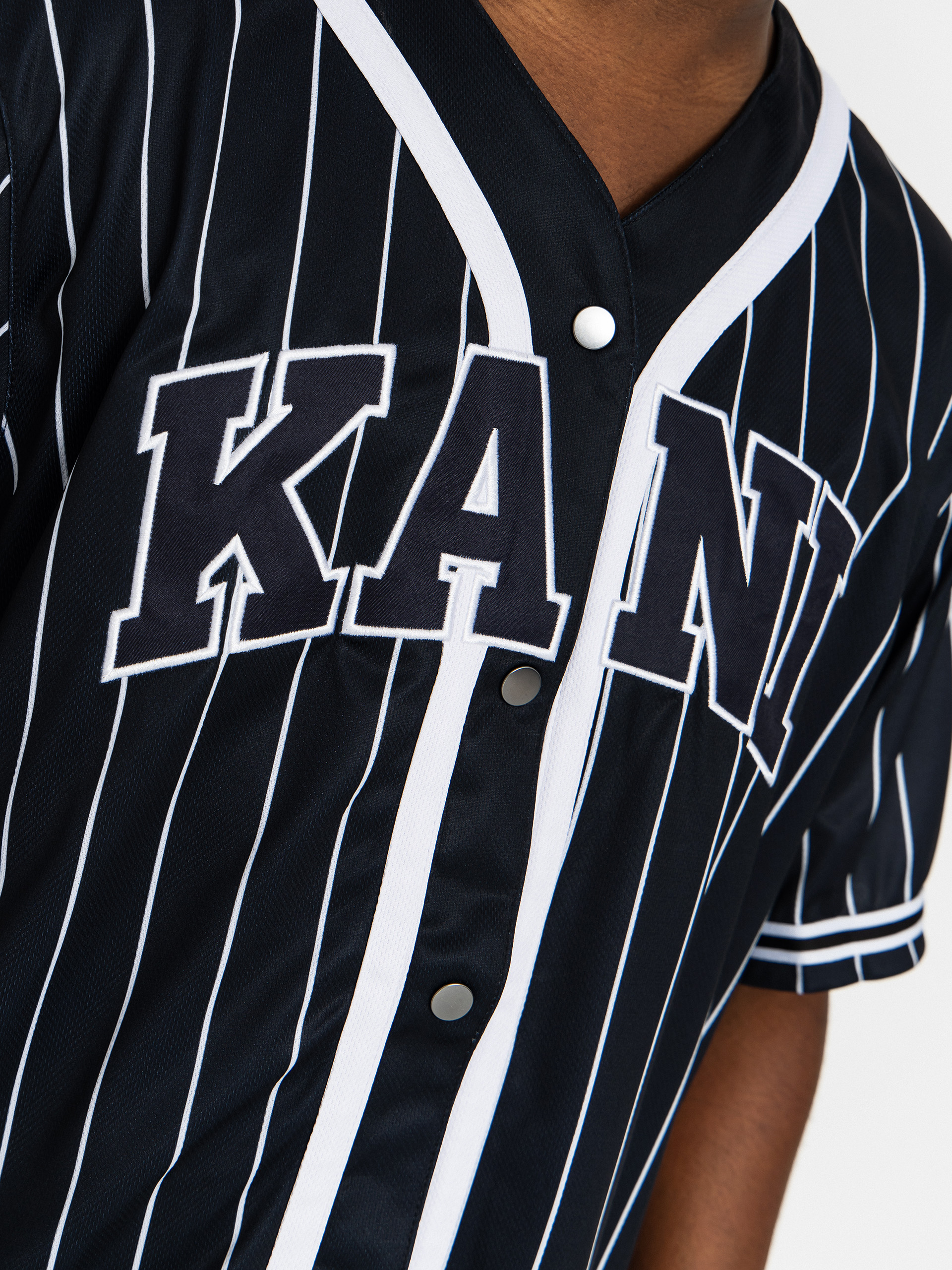 Karl Kani Serif Pinstripe Baseball Shirt (black/white)