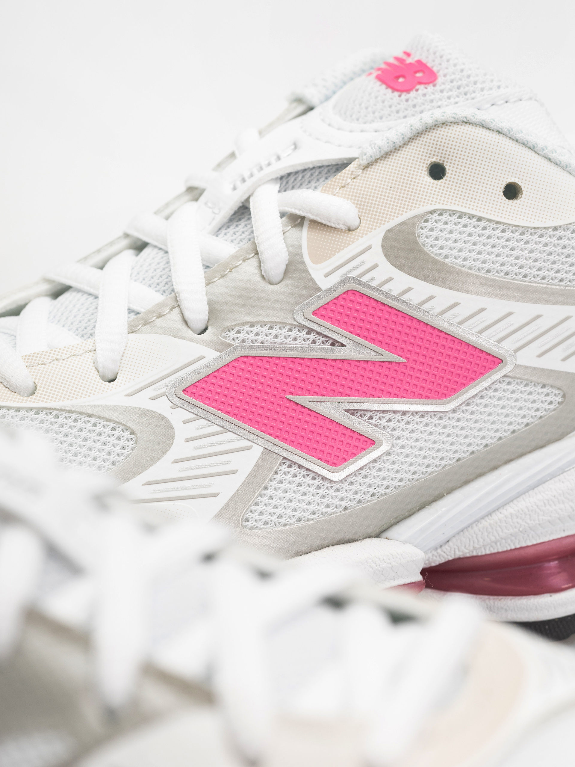 New Balance 2000 Shoes (103 white/30% lighter pink heat)