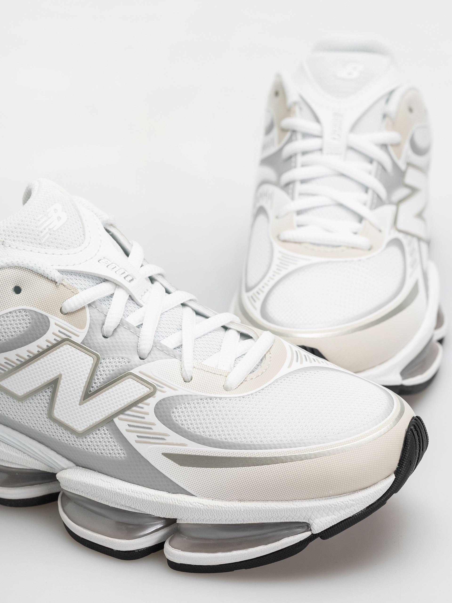 New Balance 2000 Shoes (103 white/silver metallic)