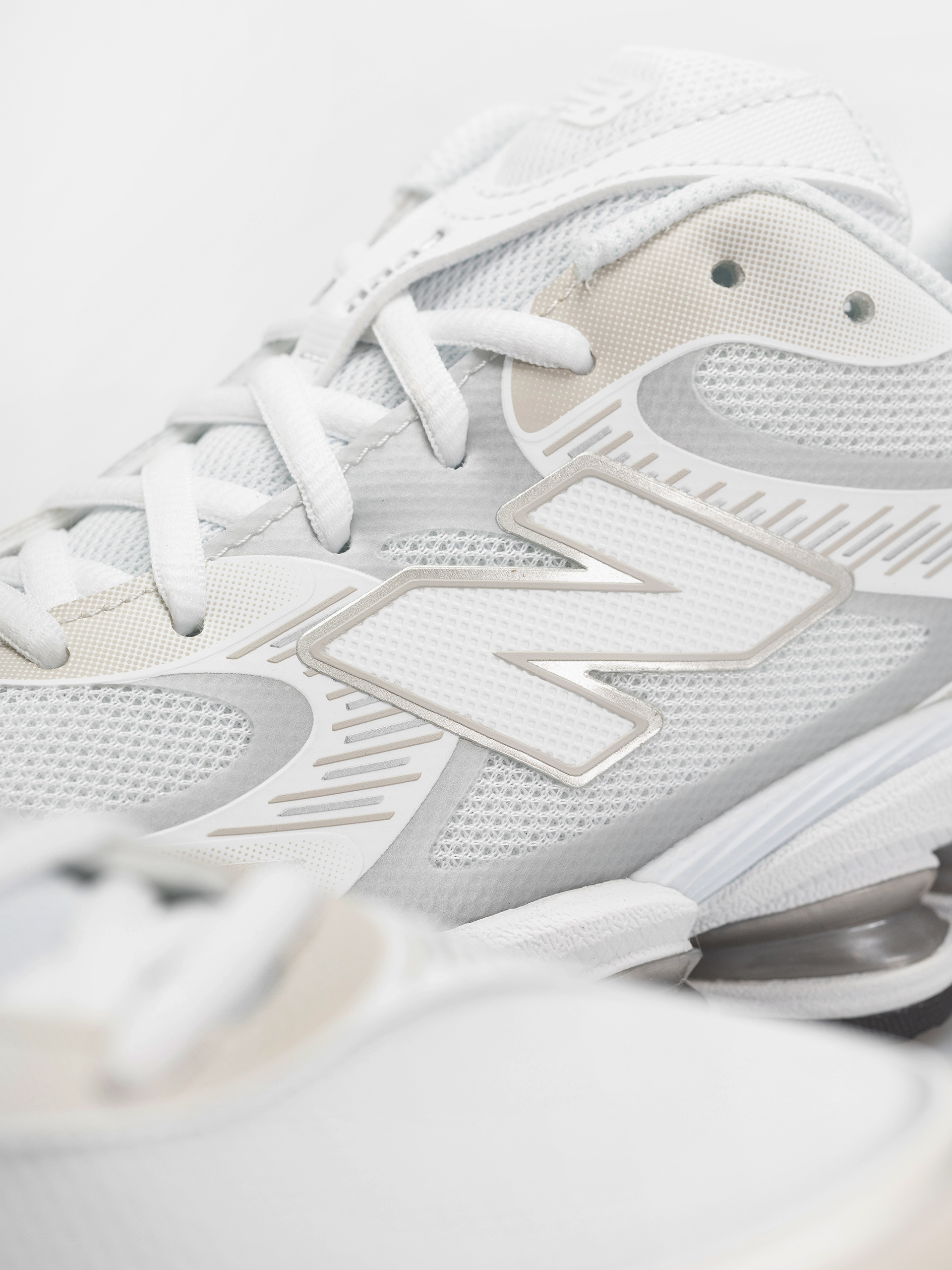 New Balance 2000 Shoes (103 white/silver metallic)