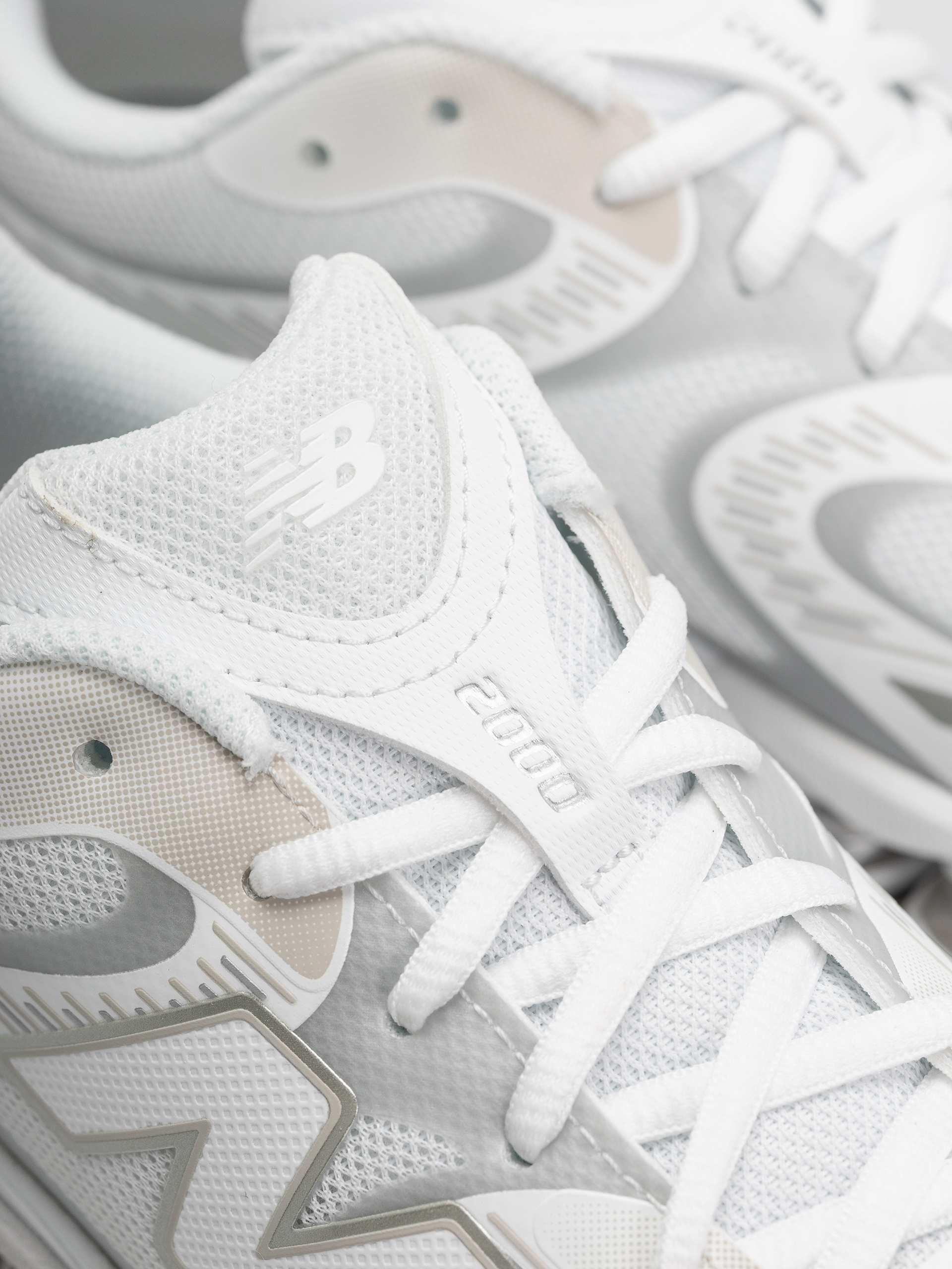 New Balance 2000 Shoes (103 white/silver metallic)