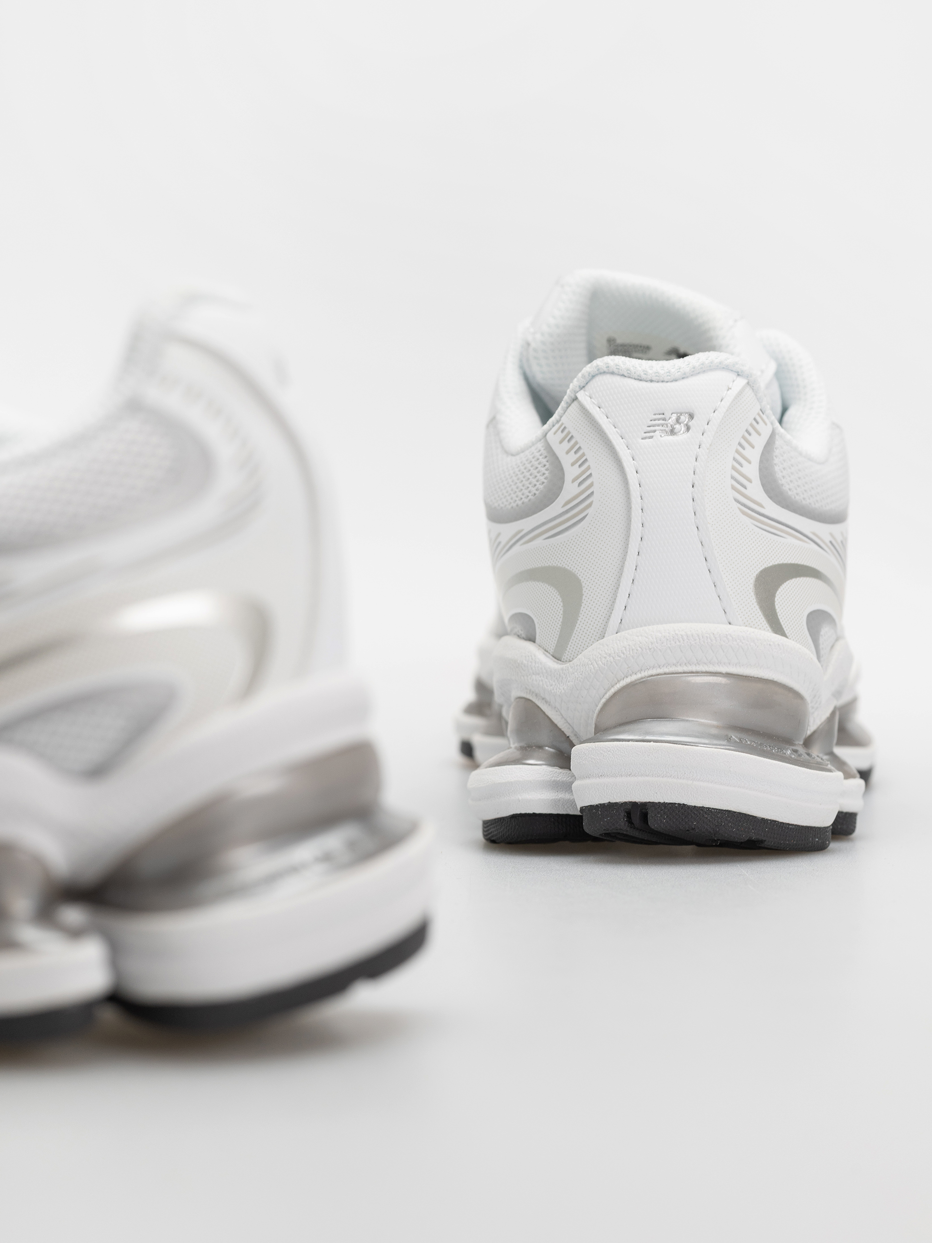 New Balance 2000 Shoes (103 white/silver metallic)