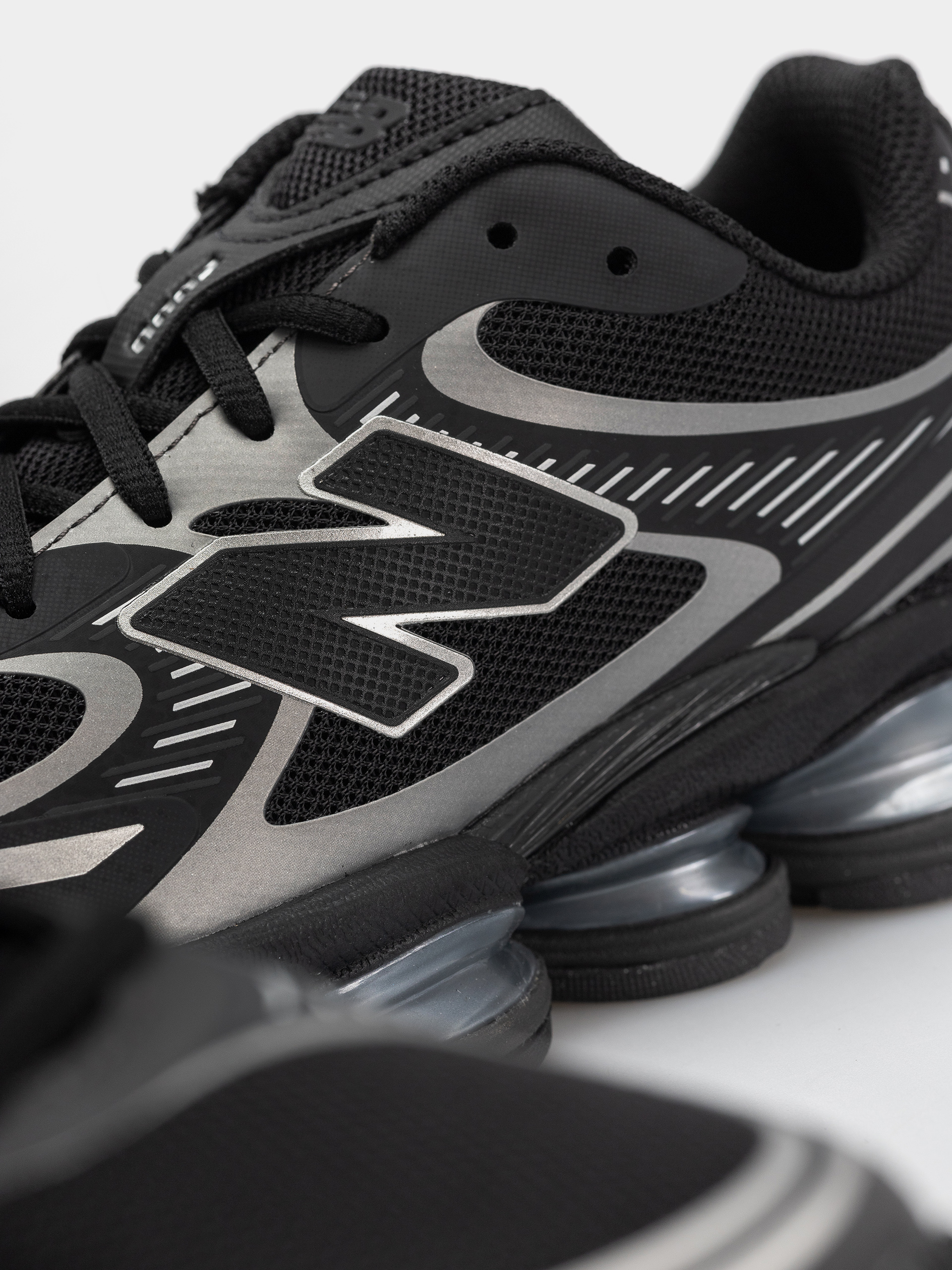 New Balance 2000 Shoes (black/silver metallic)