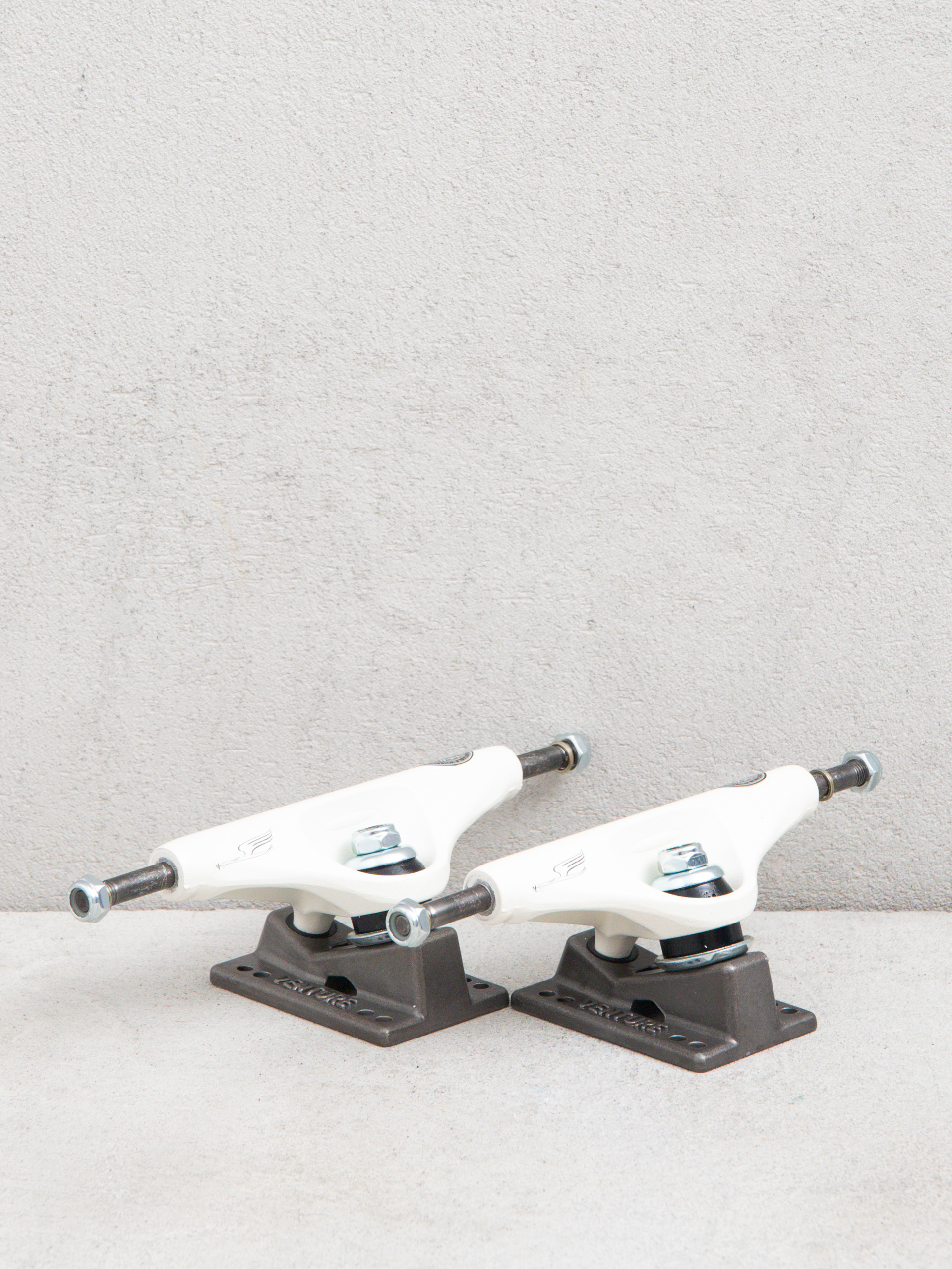 Venture Worrest Bob V8 Trucks (cream/blk)