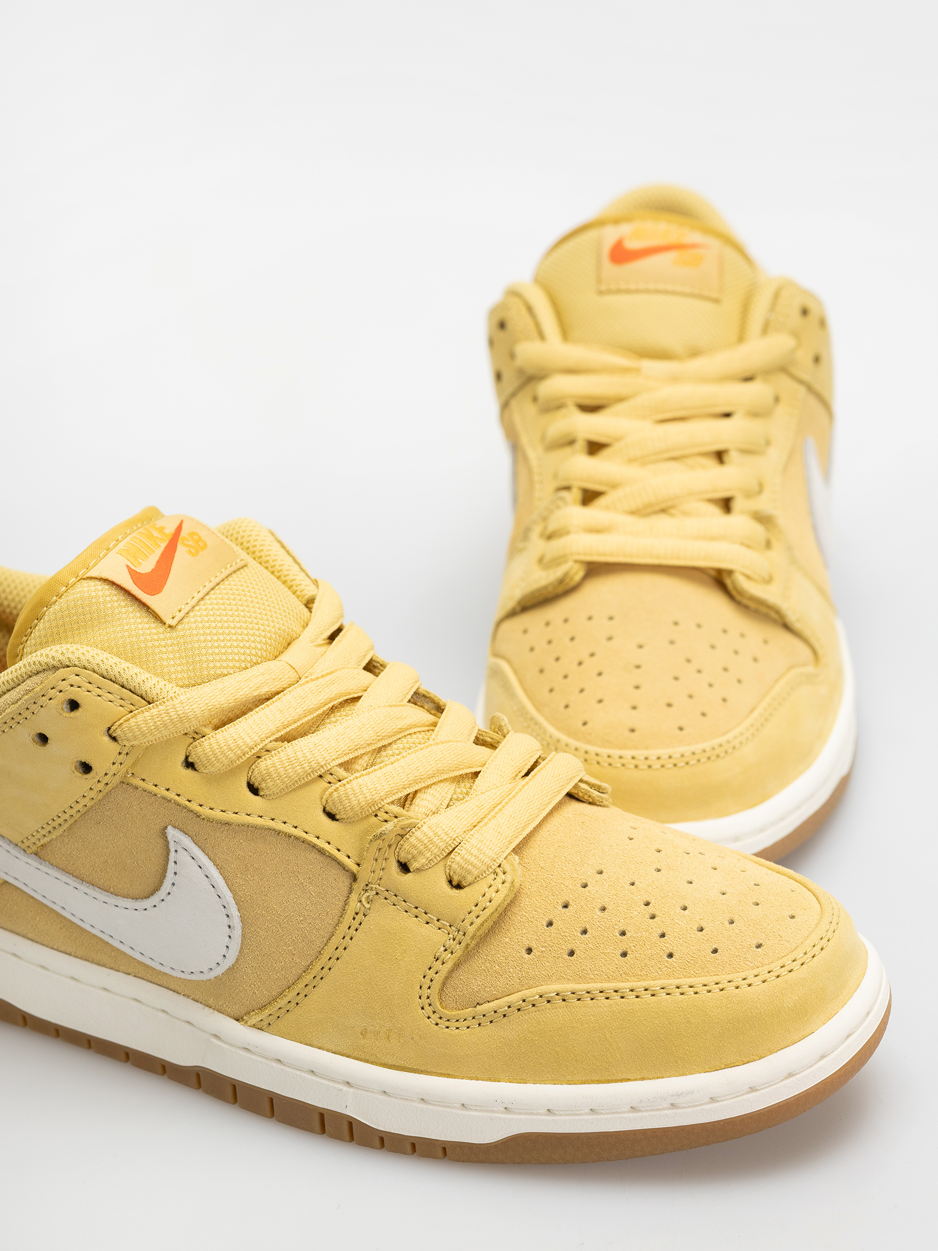 Nike SB Dunk Low Pro Schuhe (saturn gold/sail saturn gold solar flare)