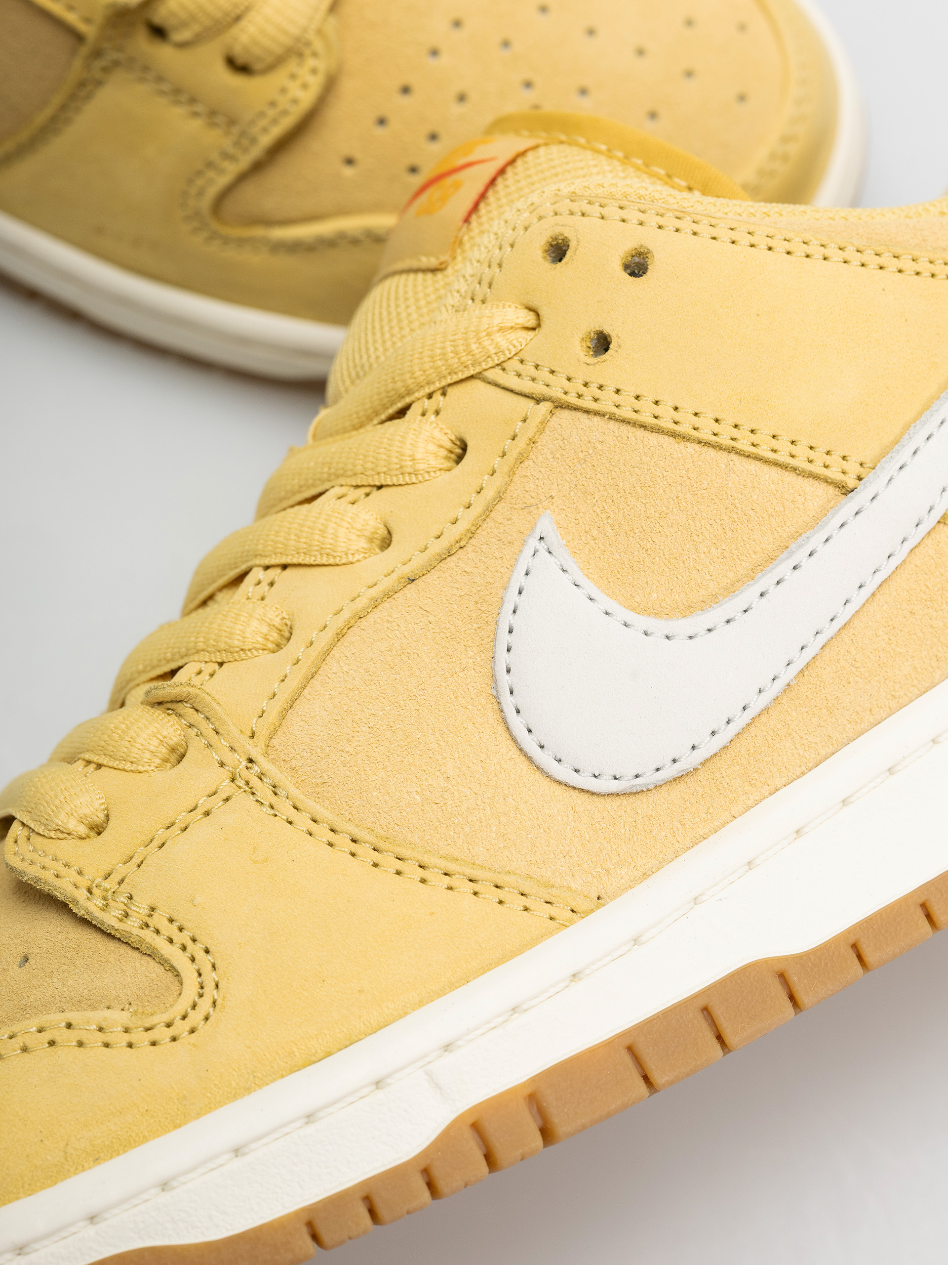 Nike SB Dunk Low Pro Shoes (saturn gold/sail saturn gold solar flare)