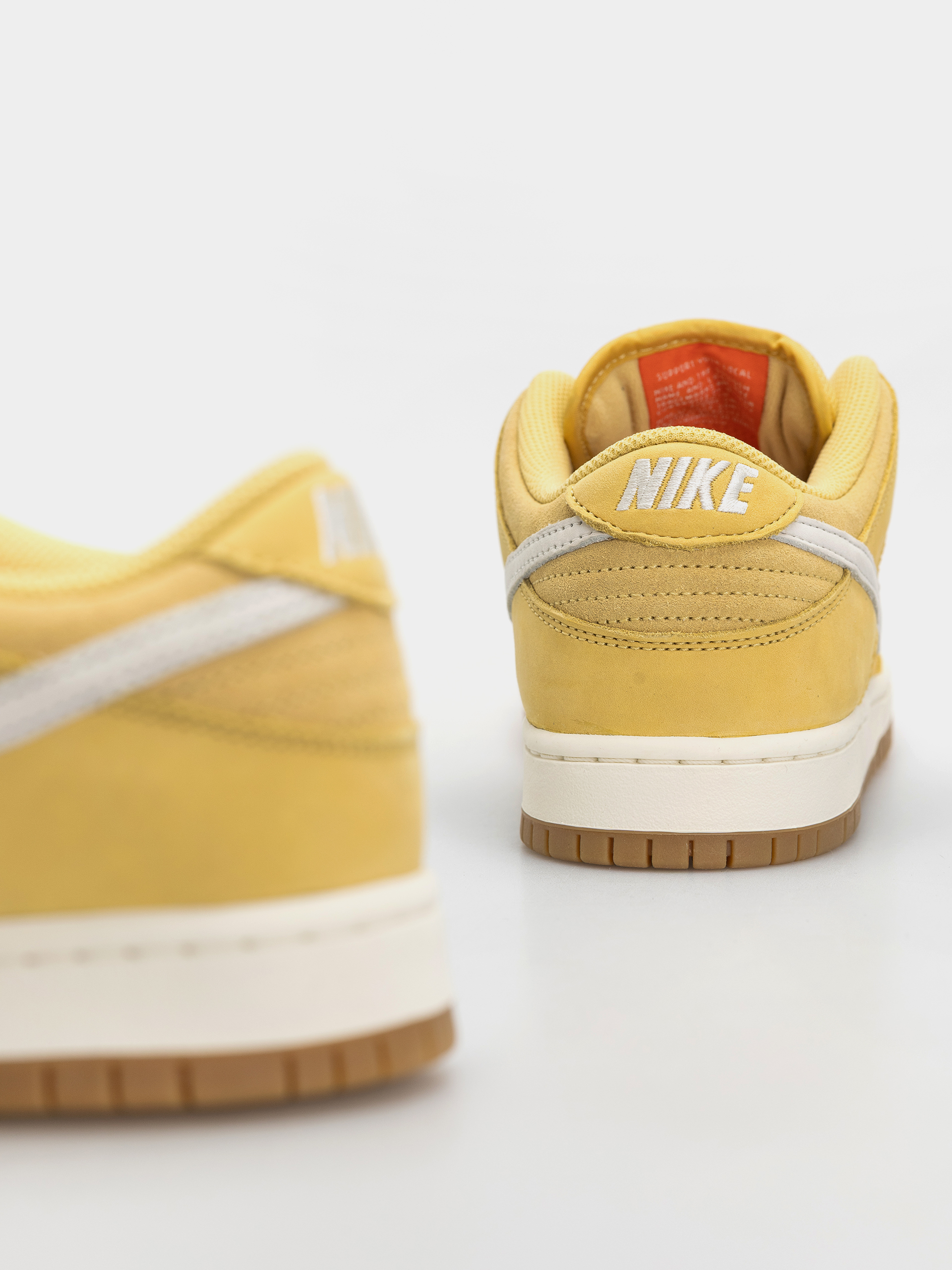 Nike SB Dunk Low Pro Shoes (saturn gold/sail saturn gold solar flare)