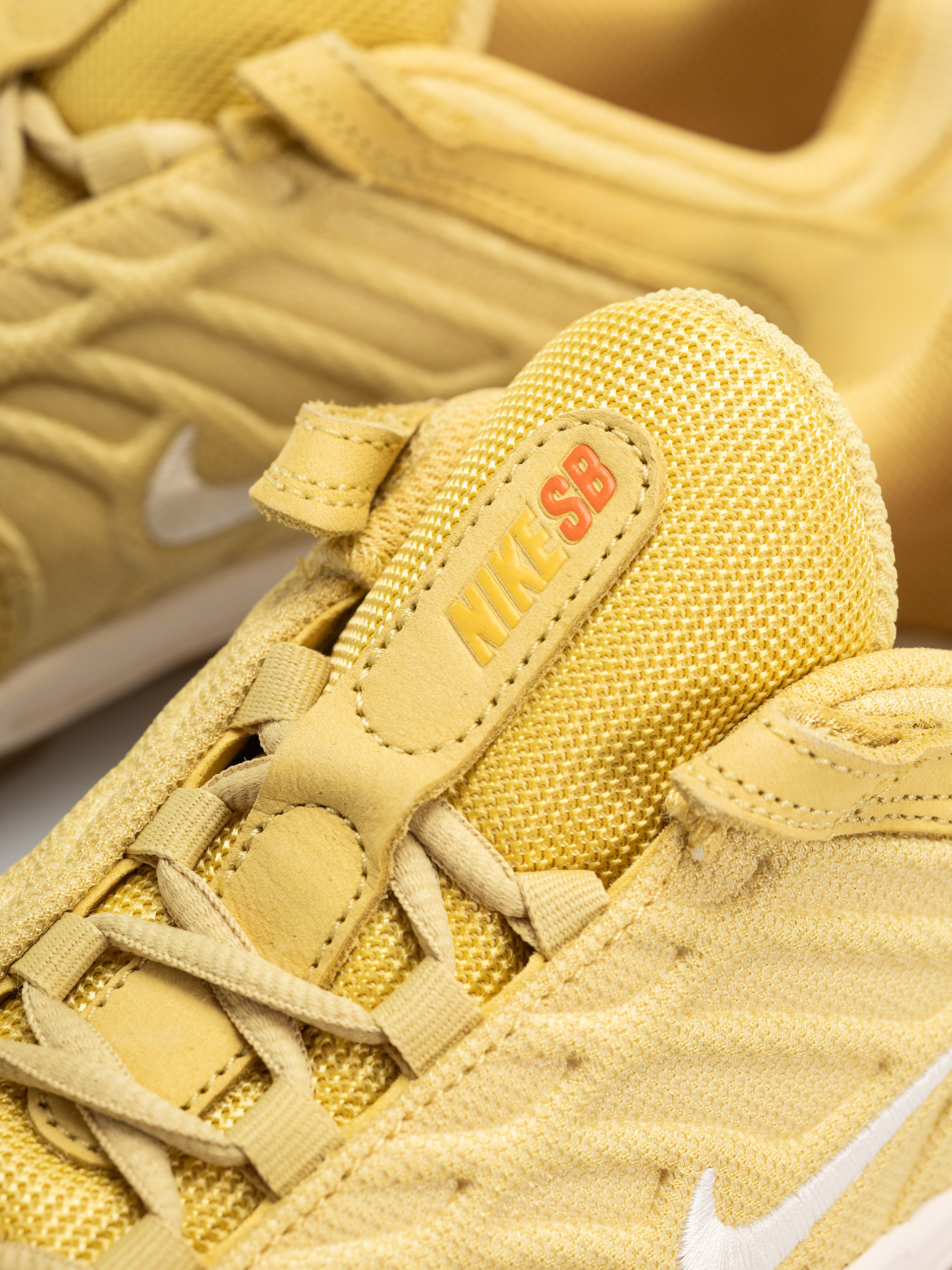 Nike SB Vertebrae Iso Schuhe (saturn gold/sail saturn gold solar flare)