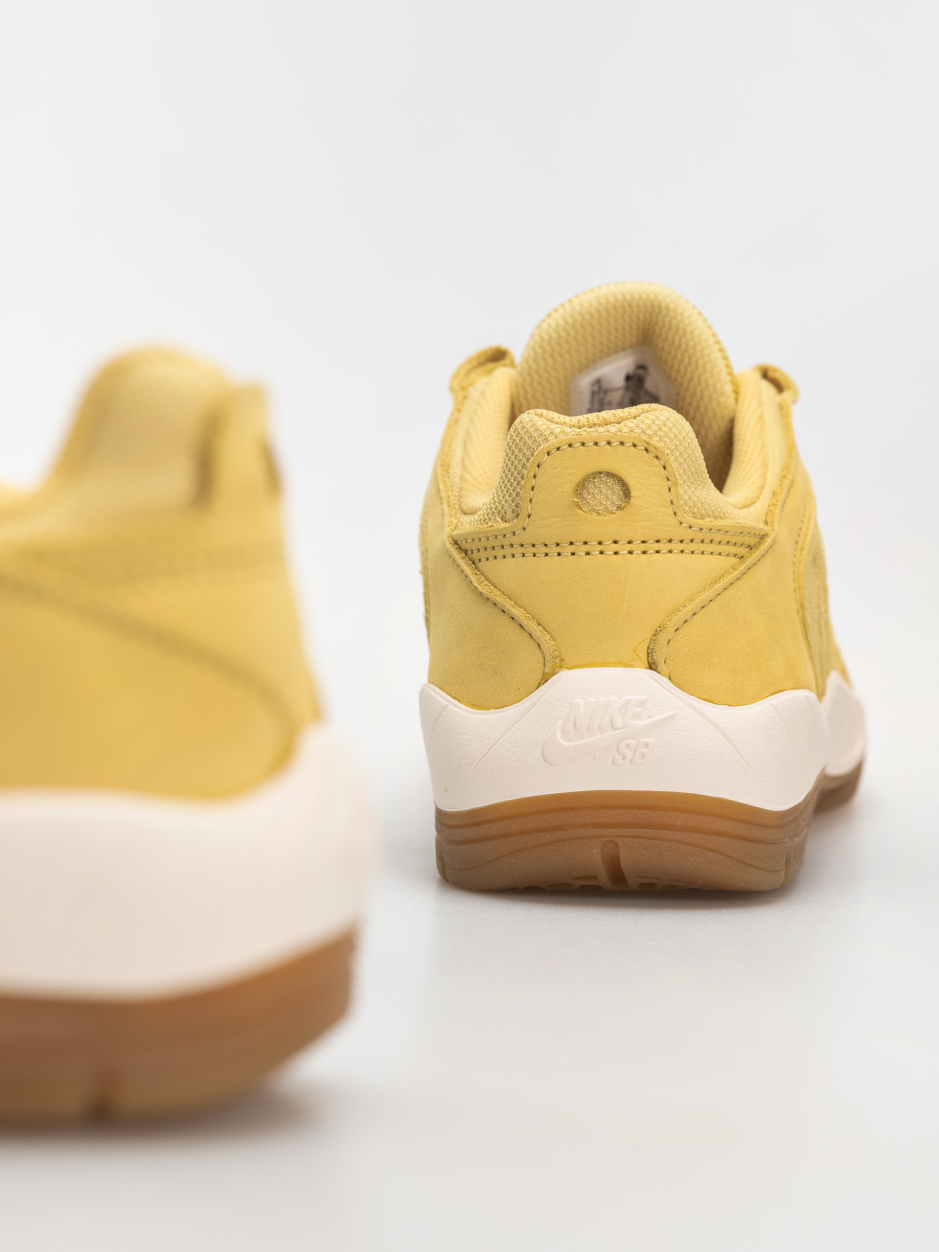 Nike SB Vertebrae Iso Shoes (saturn gold/sail saturn gold solar flare)