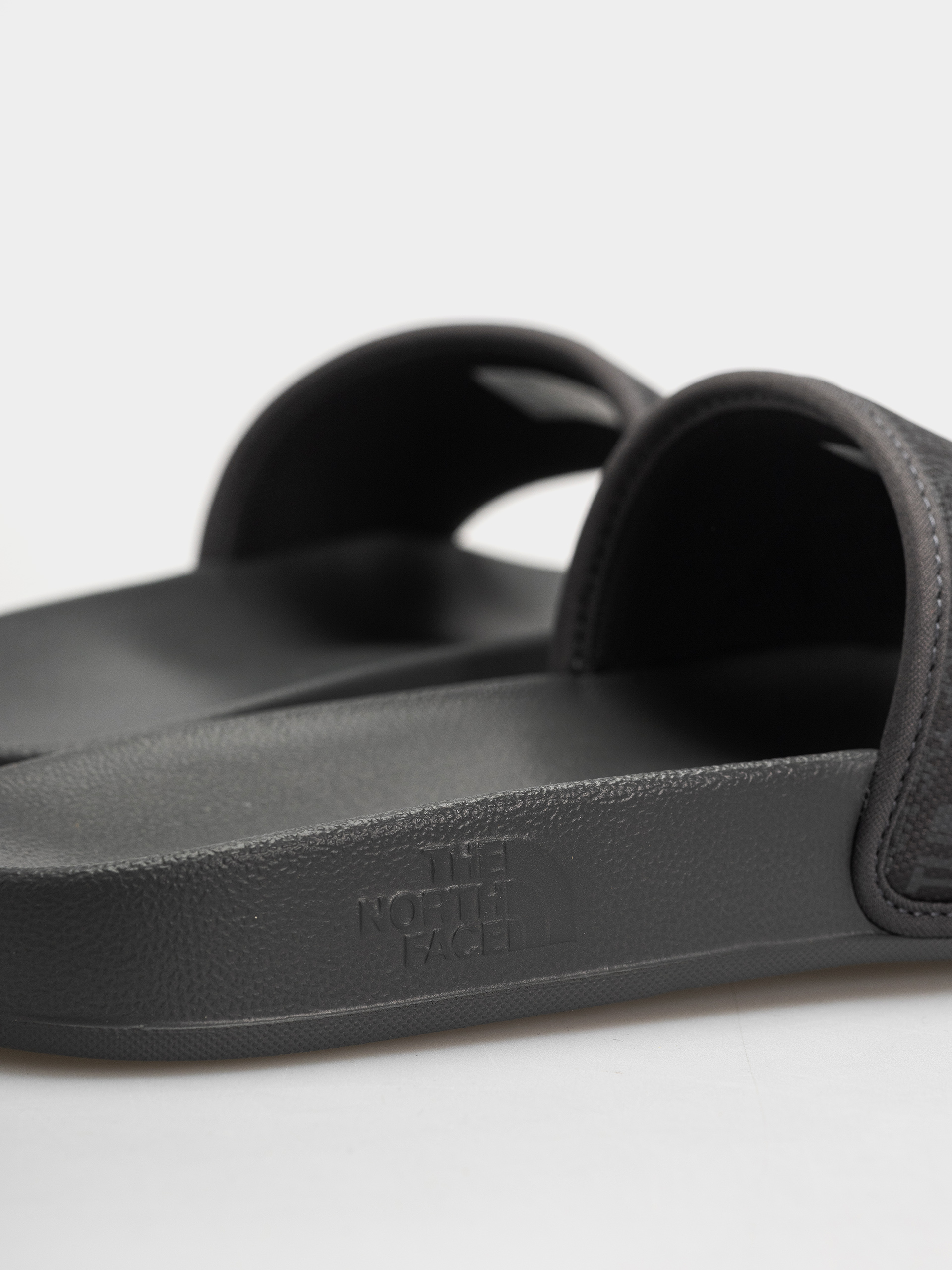 The North Face Base Camp III Flip Flops (logo mania prin)