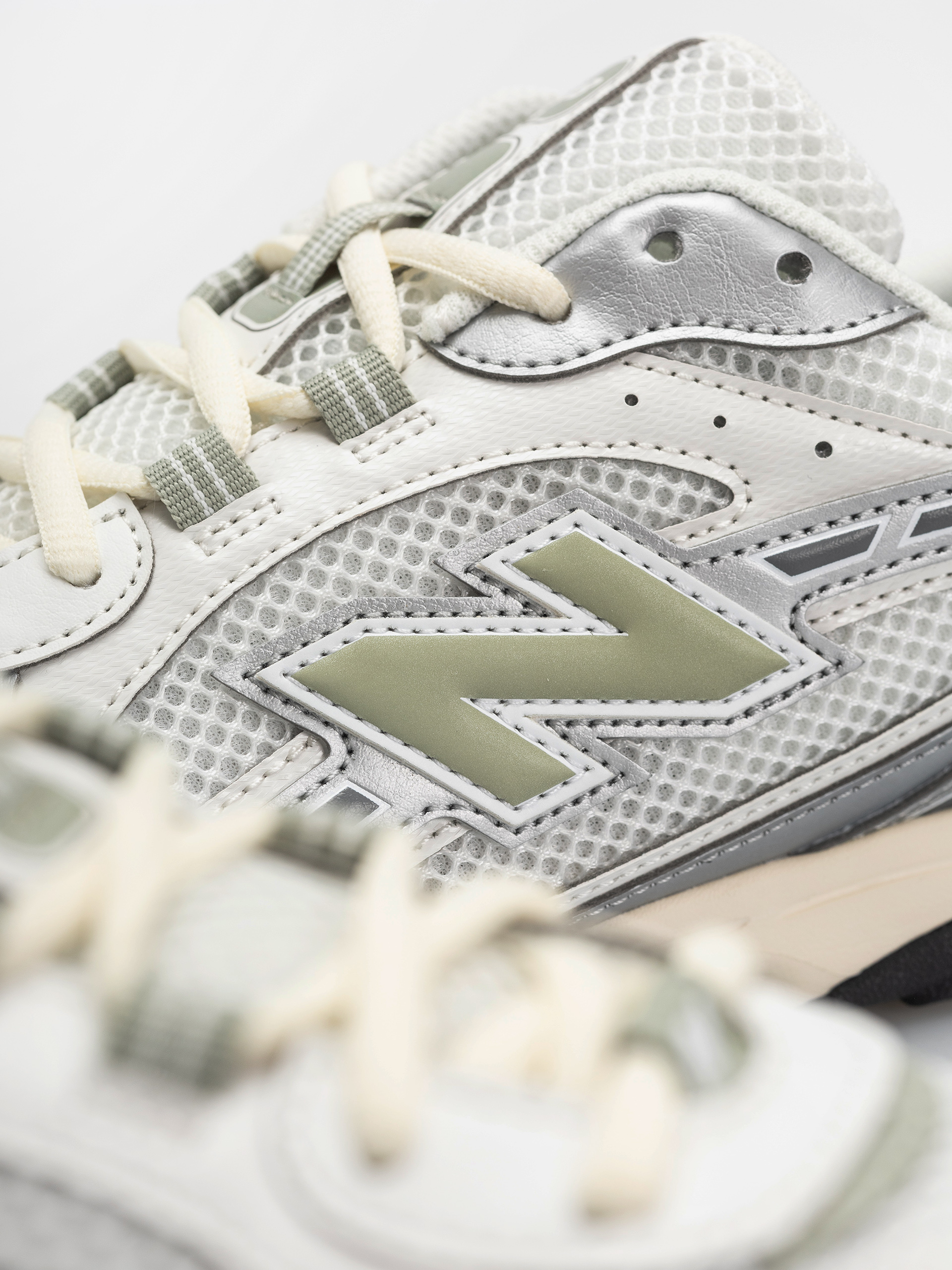 New Balance 204 Shoes (silver metallic/garter snake swb)