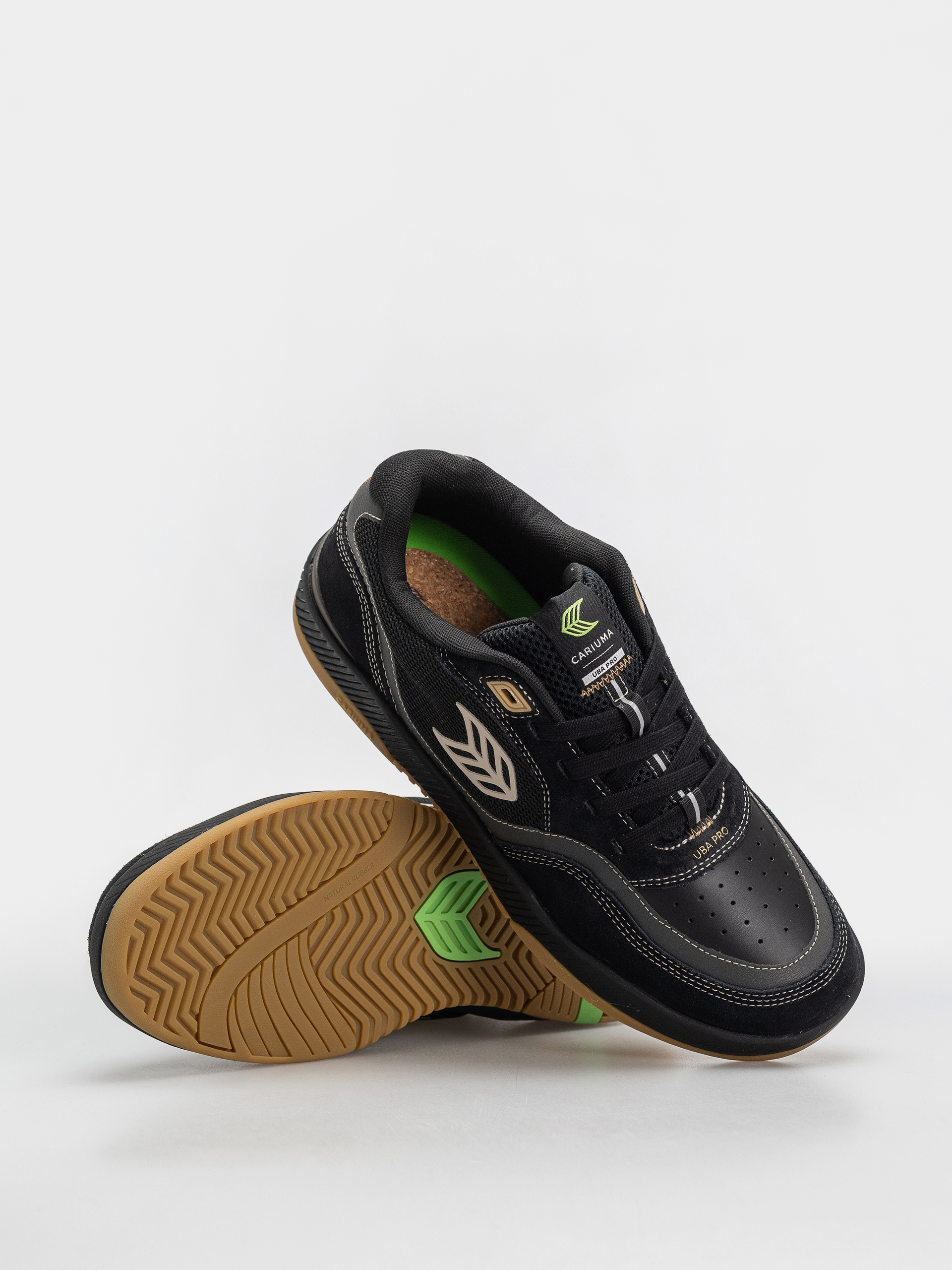 Cariuma Uba Pro Schuhe (black suede and mesh silver cloud logo)