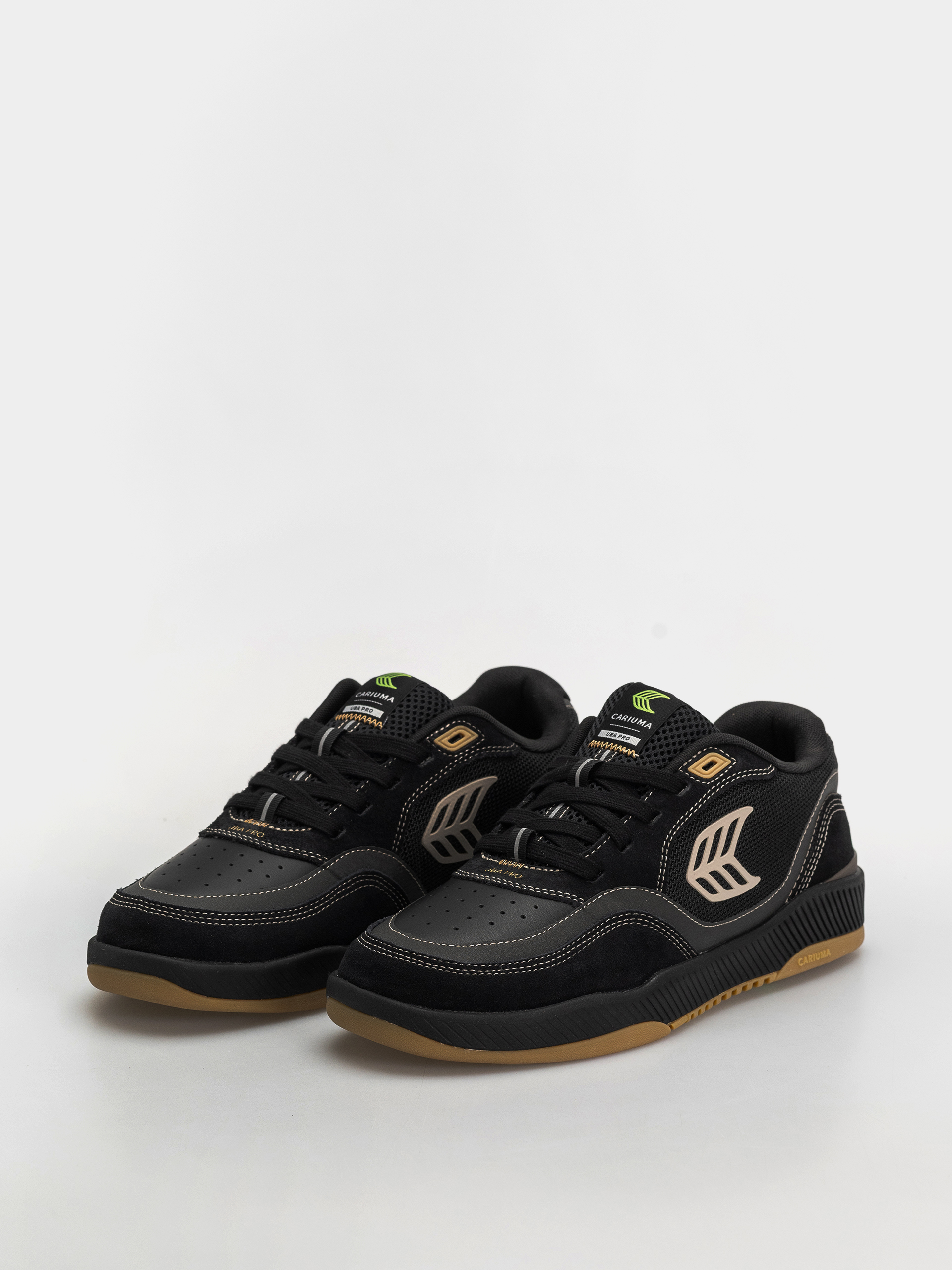 Cariuma Uba Pro Schuhe (black suede and mesh silver cloud logo)