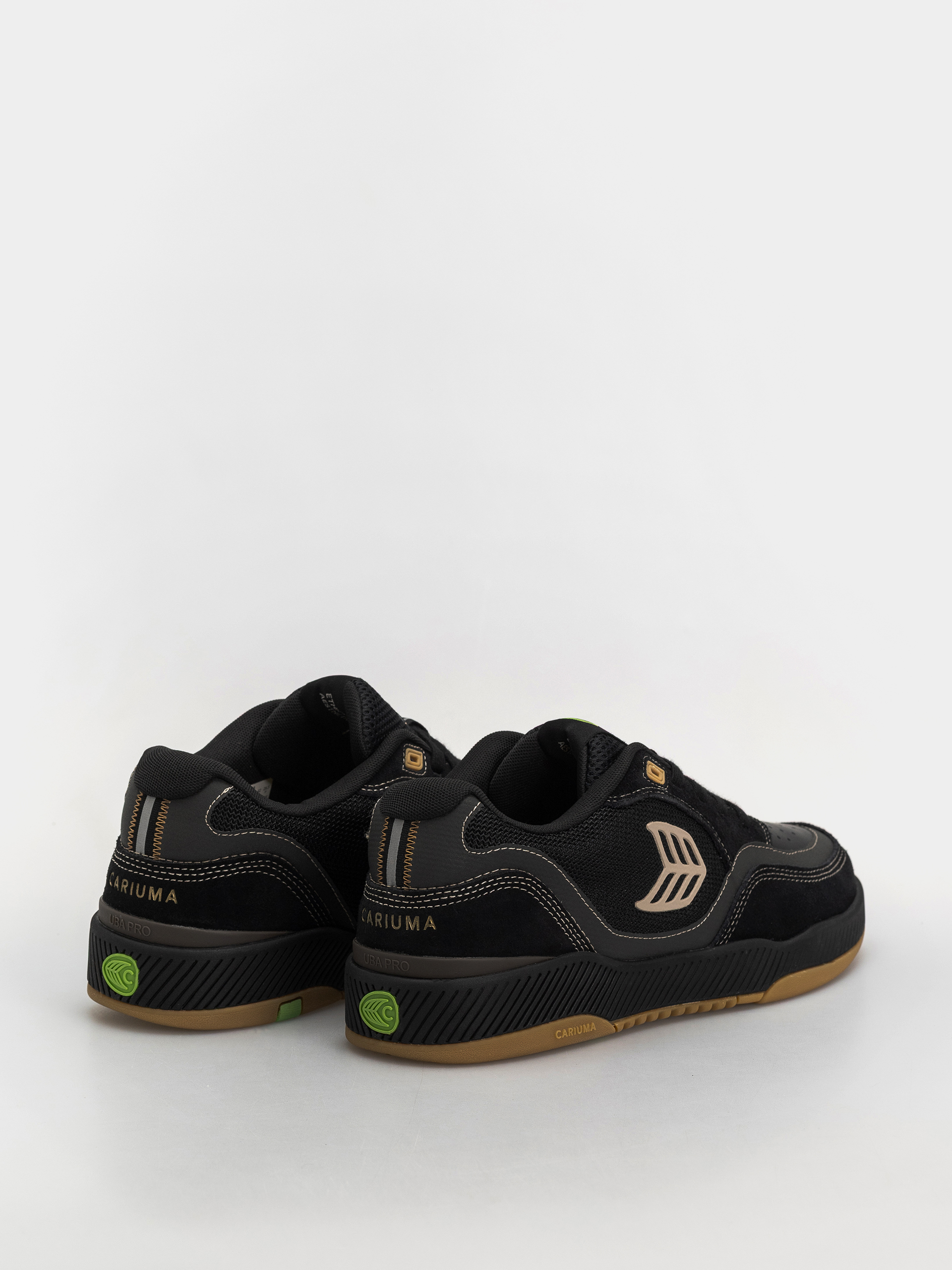 Cariuma Uba Pro Schuhe (black suede and mesh silver cloud logo)
