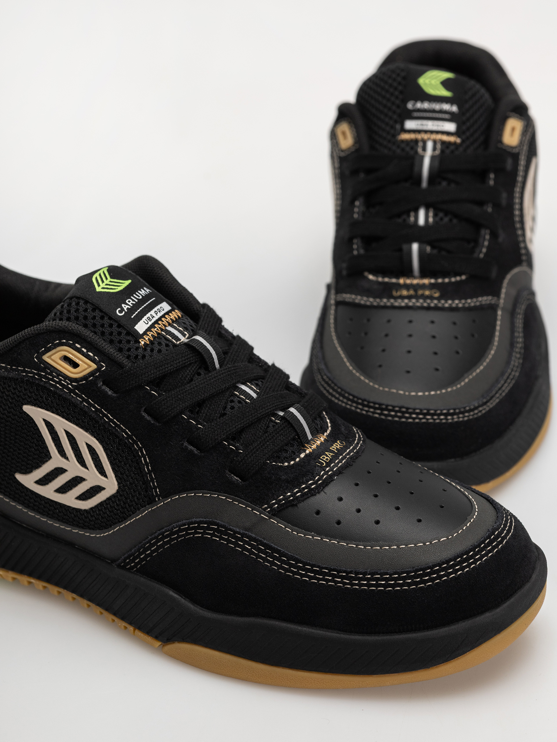 Cariuma Uba Pro Schuhe (black suede and mesh silver cloud logo)
