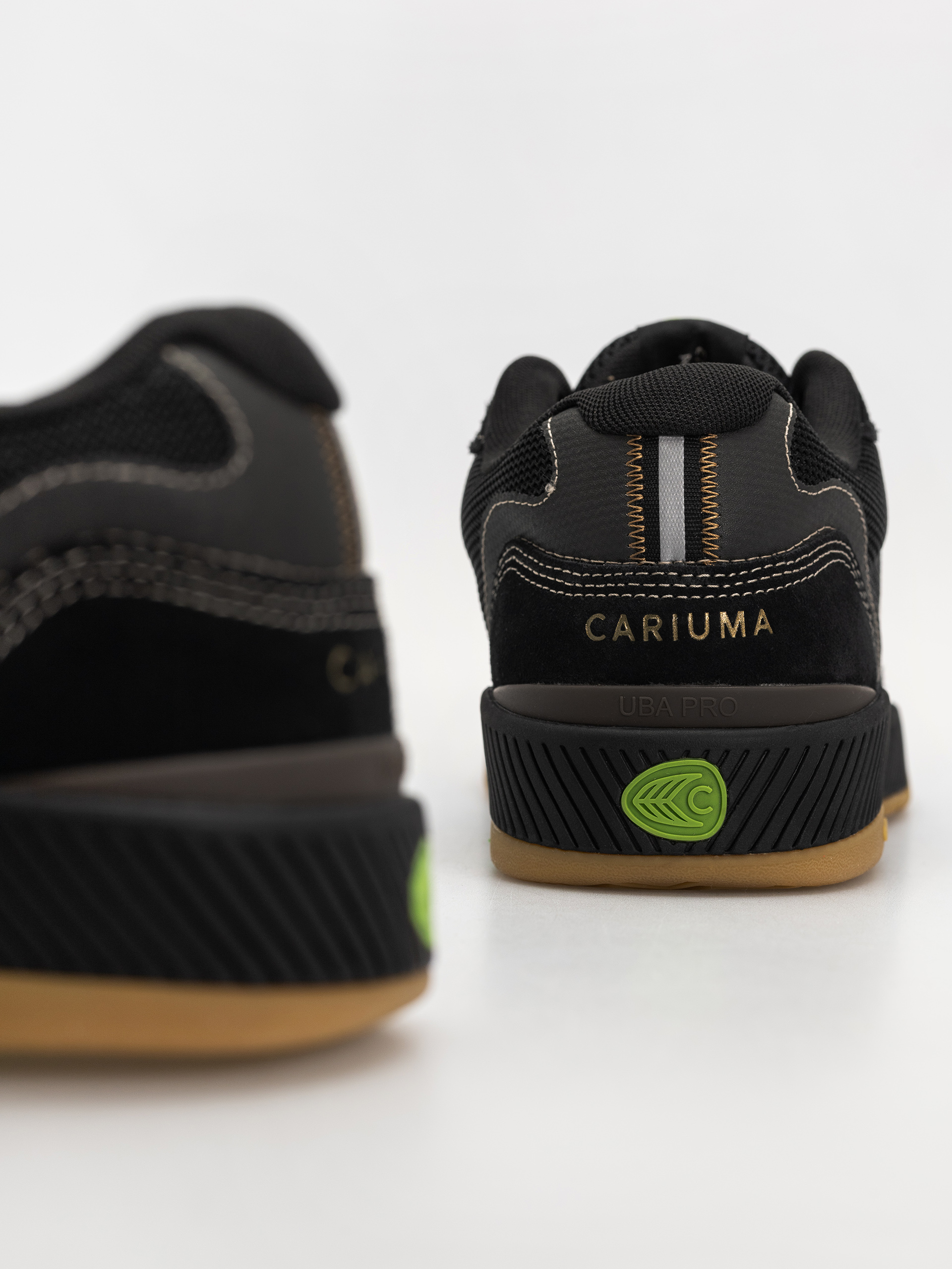 Cariuma Uba Pro Schuhe (black suede and mesh silver cloud logo)