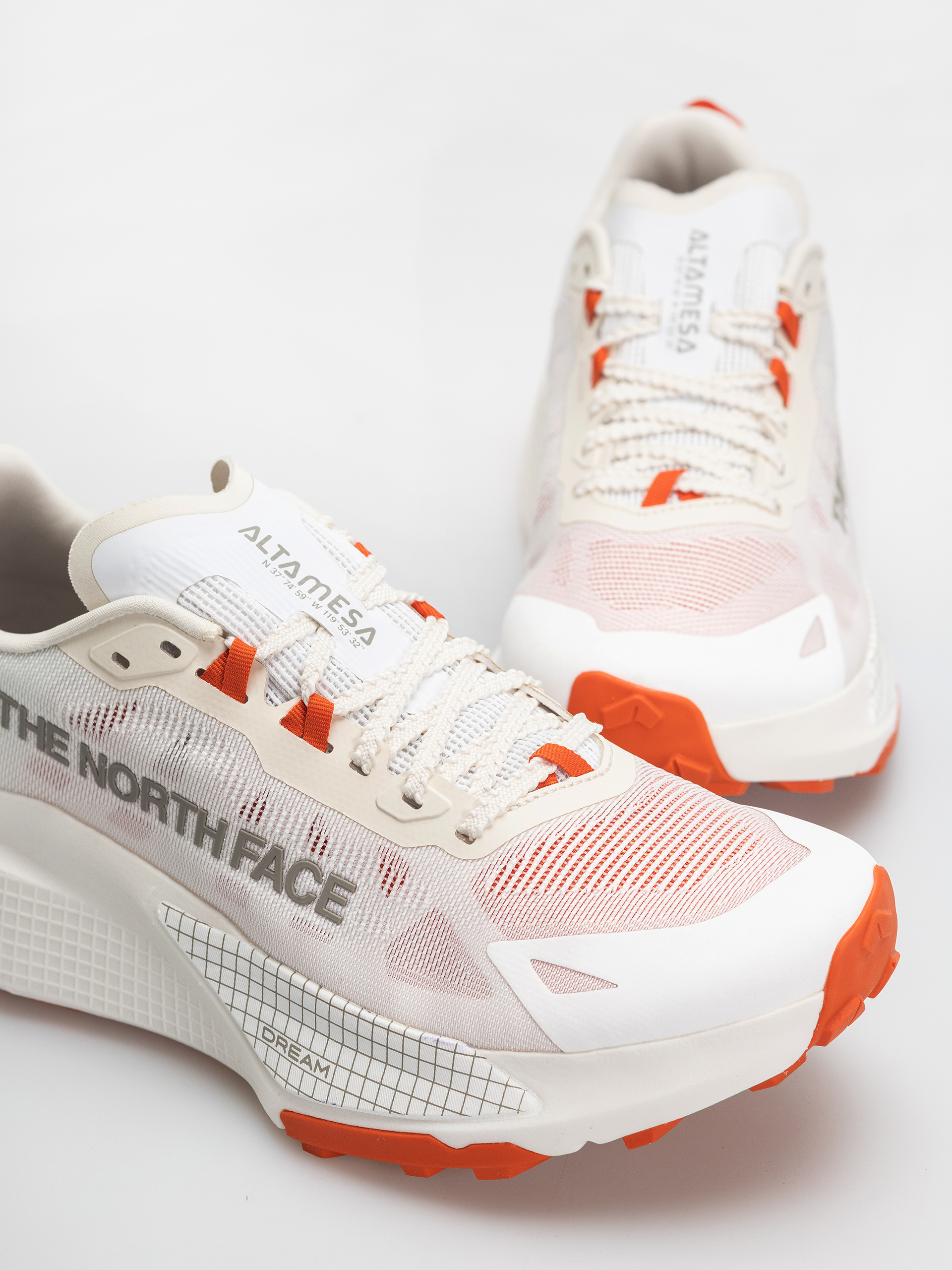 The North Face Altamesa 500 V2 Shoes (tnf white/lava)